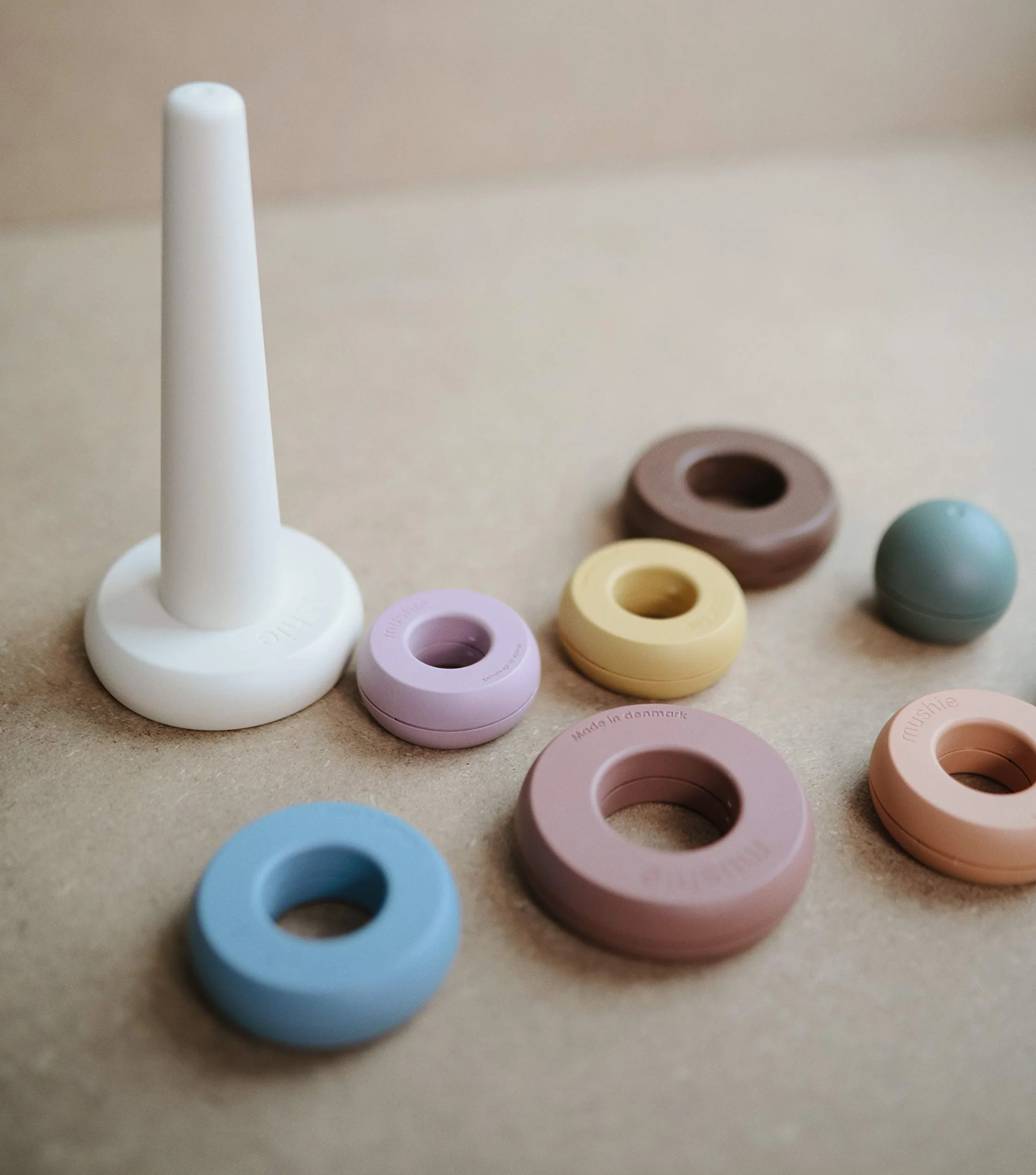 Mushie - Piramidka sensoryczna Ring Tower RUSTIC