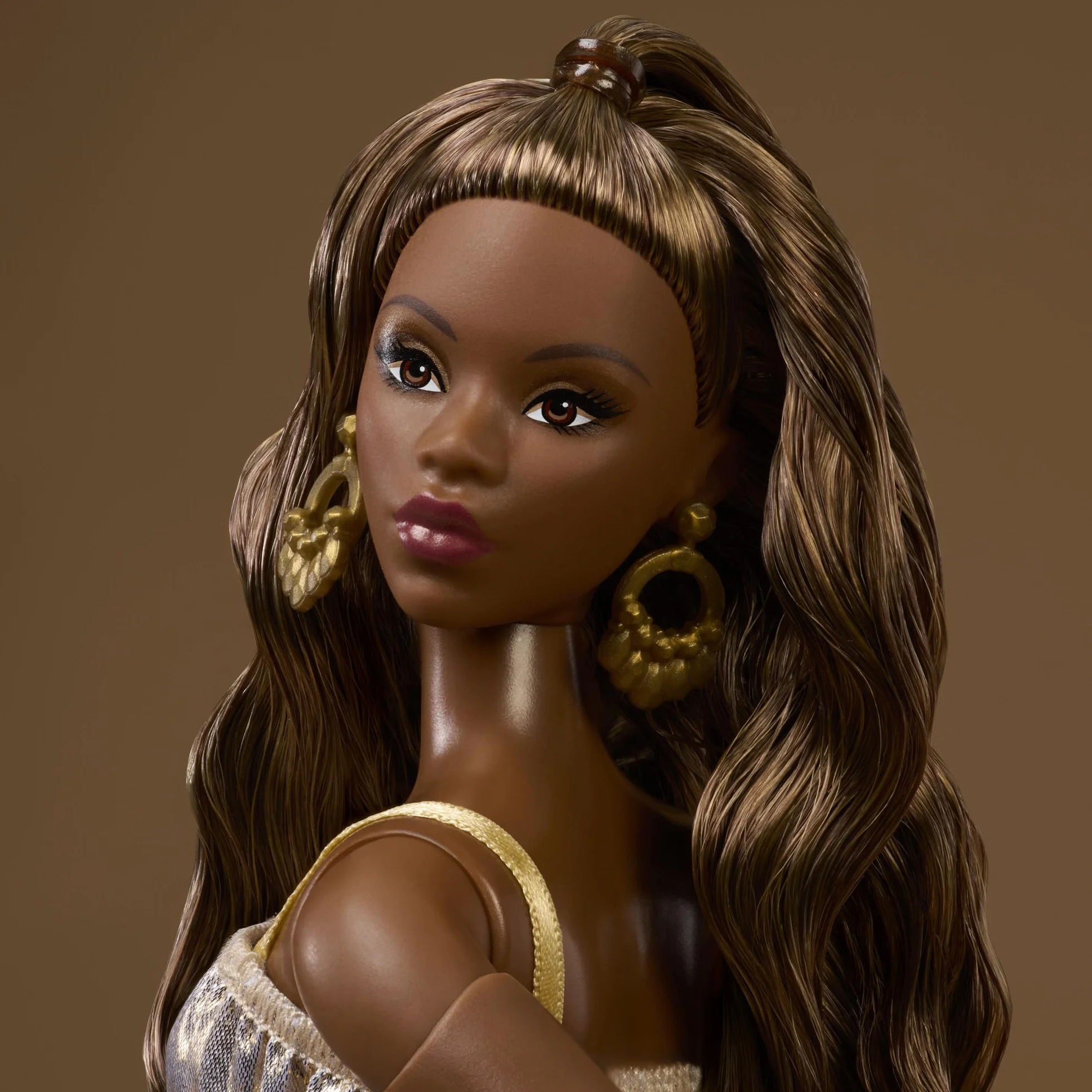 Barbie Basics Model 09 Kolekcjonerska lalka modowa brunetka, złocista sukienka i buciki na obcasie Zabawka 6+ dla fanów i kolekcjonerów, JJX28