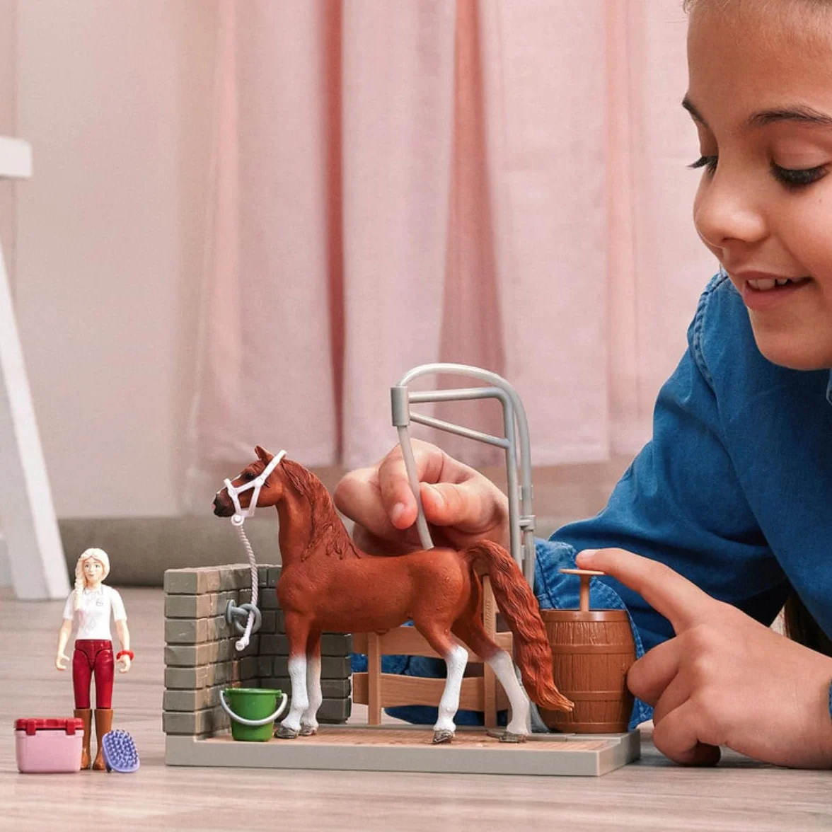 schleich HORSE CLUB | Myjnia dla koni Sofii 42792 | Zestaw z prawdziwą wodą, pompką, koniem, ruchomą figurką & akcesoriami | Zabawka konna & prezent dla dzieci od 5 lat | 26 elementów