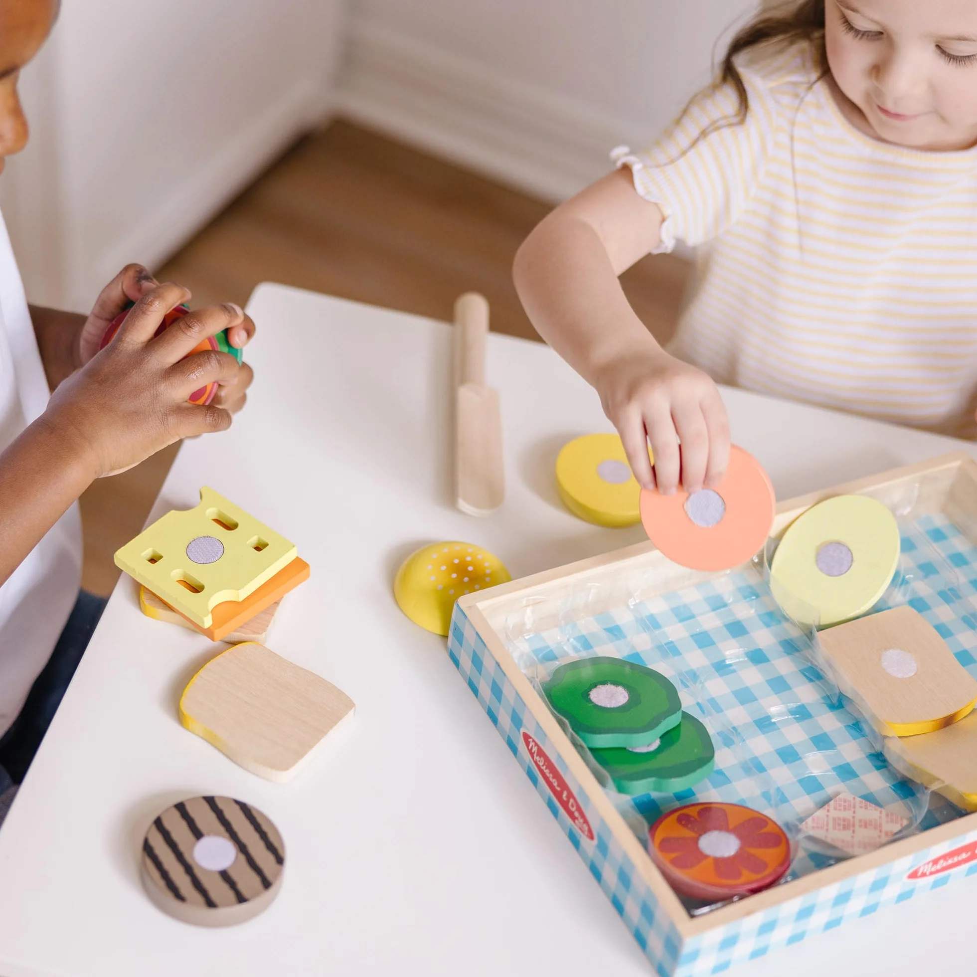 Melissa & Doug Sanwich Set Żywność do Zabawy, Wielokolorowy, ‎33.02 x 24.13 x 5.08 cm, 17 Elementów