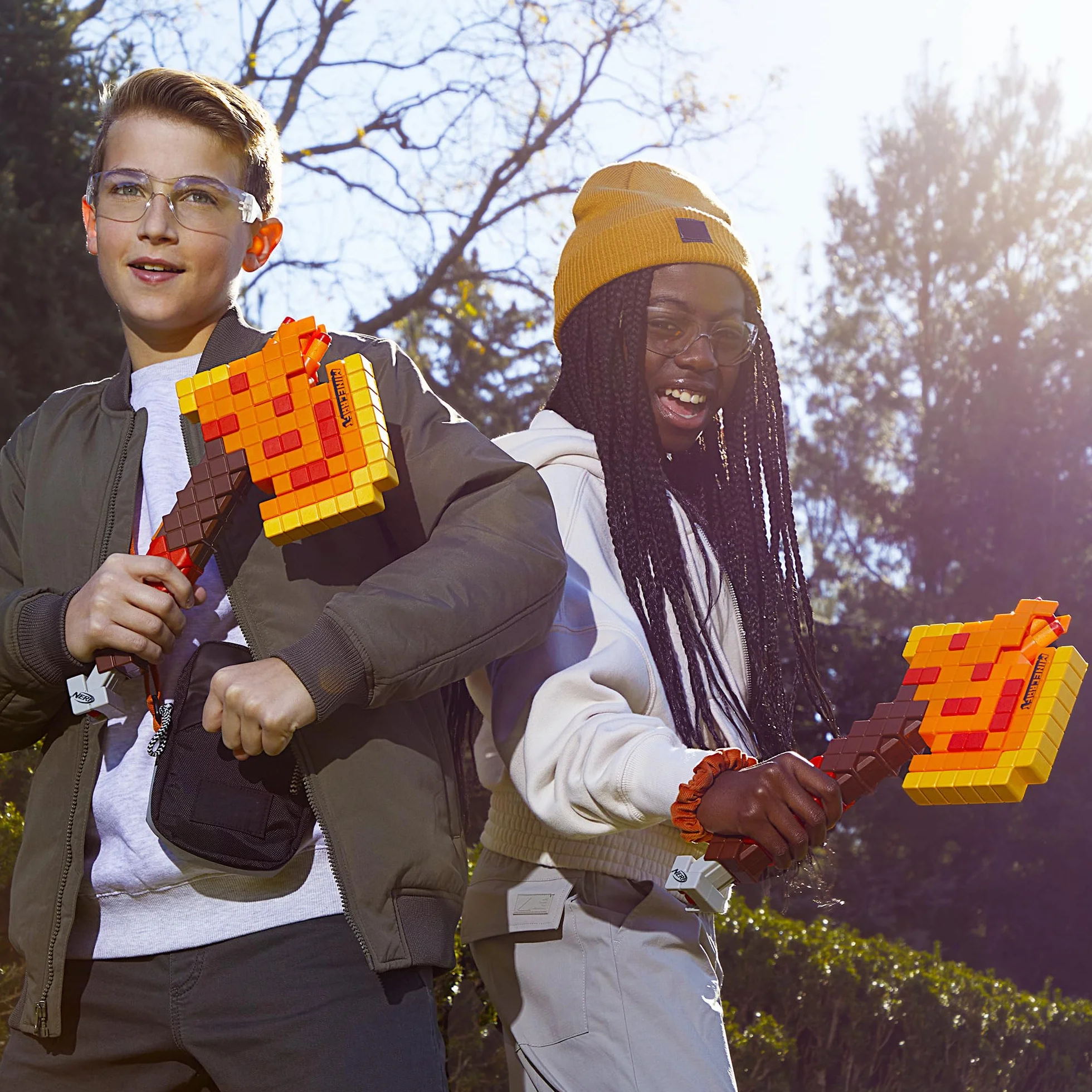 NERF Minecraft Firebrand: Toporek do rzucania, 6 elitarnych rzutków piankowych, projekt inspirowany grą, rozwijane gruntowanie, zabawki