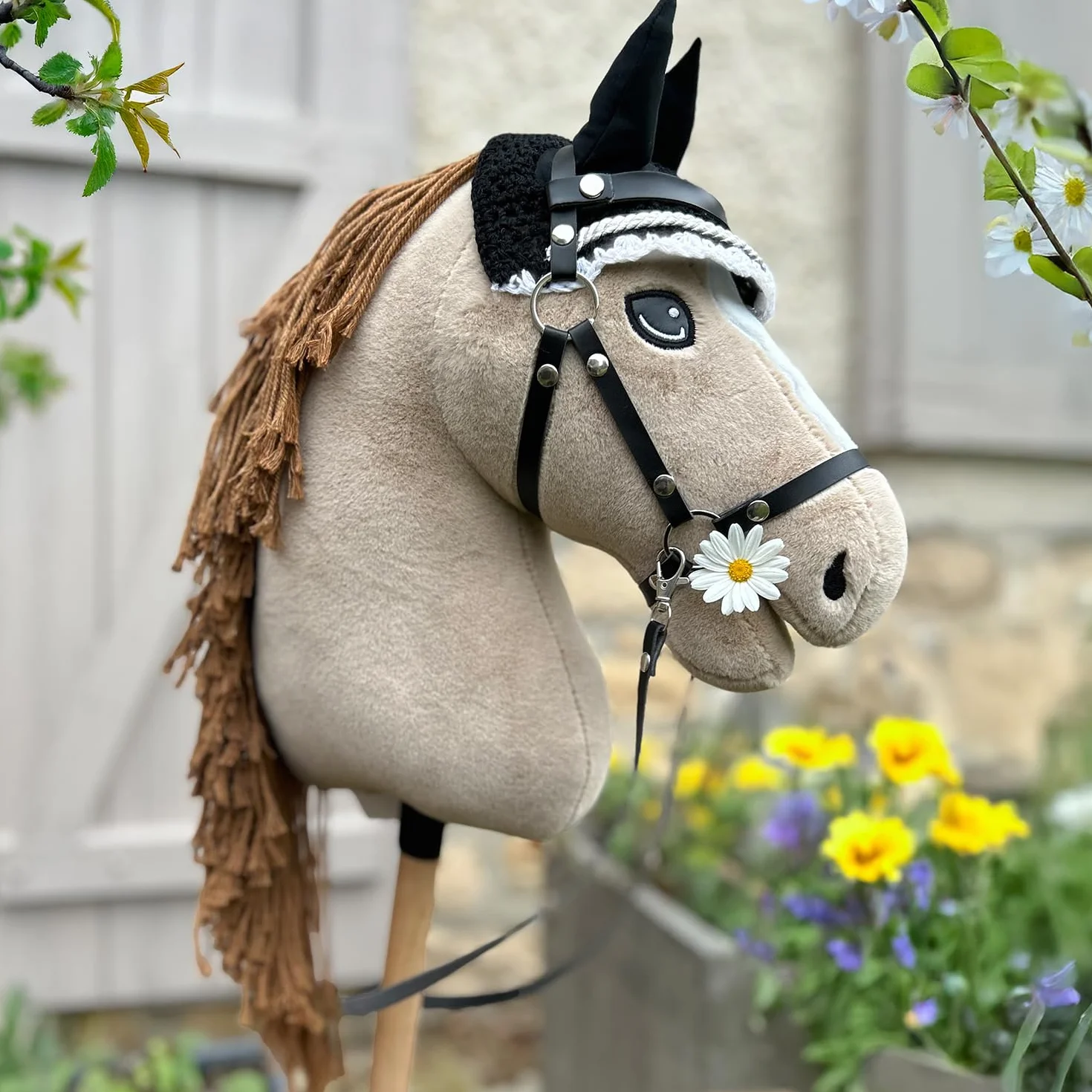 Hobby Horse Beige A3, kompletny kij koń z siatką, mors, lejce, kantar i czarno-biała czapka przeciw owadom. kij do hobby koni dla dzieci i młodzieży