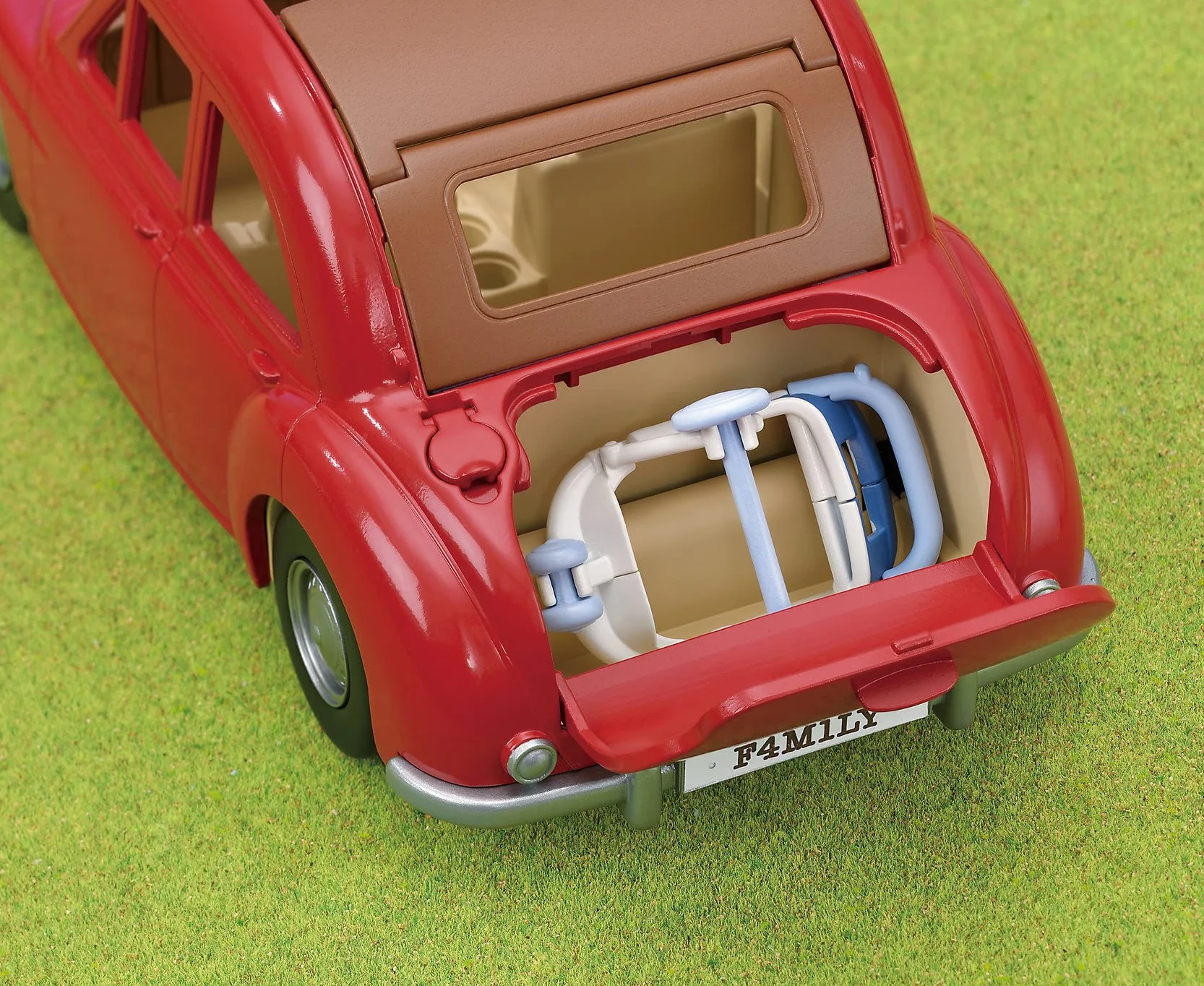 Sylvanian Families Rodzinny Sedan Samochód dla Lalek, Wielokolorowy, ‎12 x 25 x 10 cm; 345 g