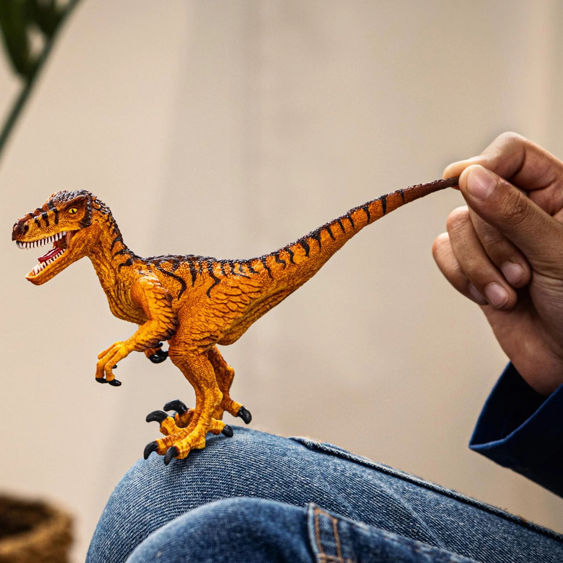schleich DINOSAURS | Welociraptor 15045 | Szczegółowa figurka dinozaura z ruchomą szczęką i łapami | Prezent dla dziewczynek i chłopców | Od 3 lat | 6 × 18 × 10 cm