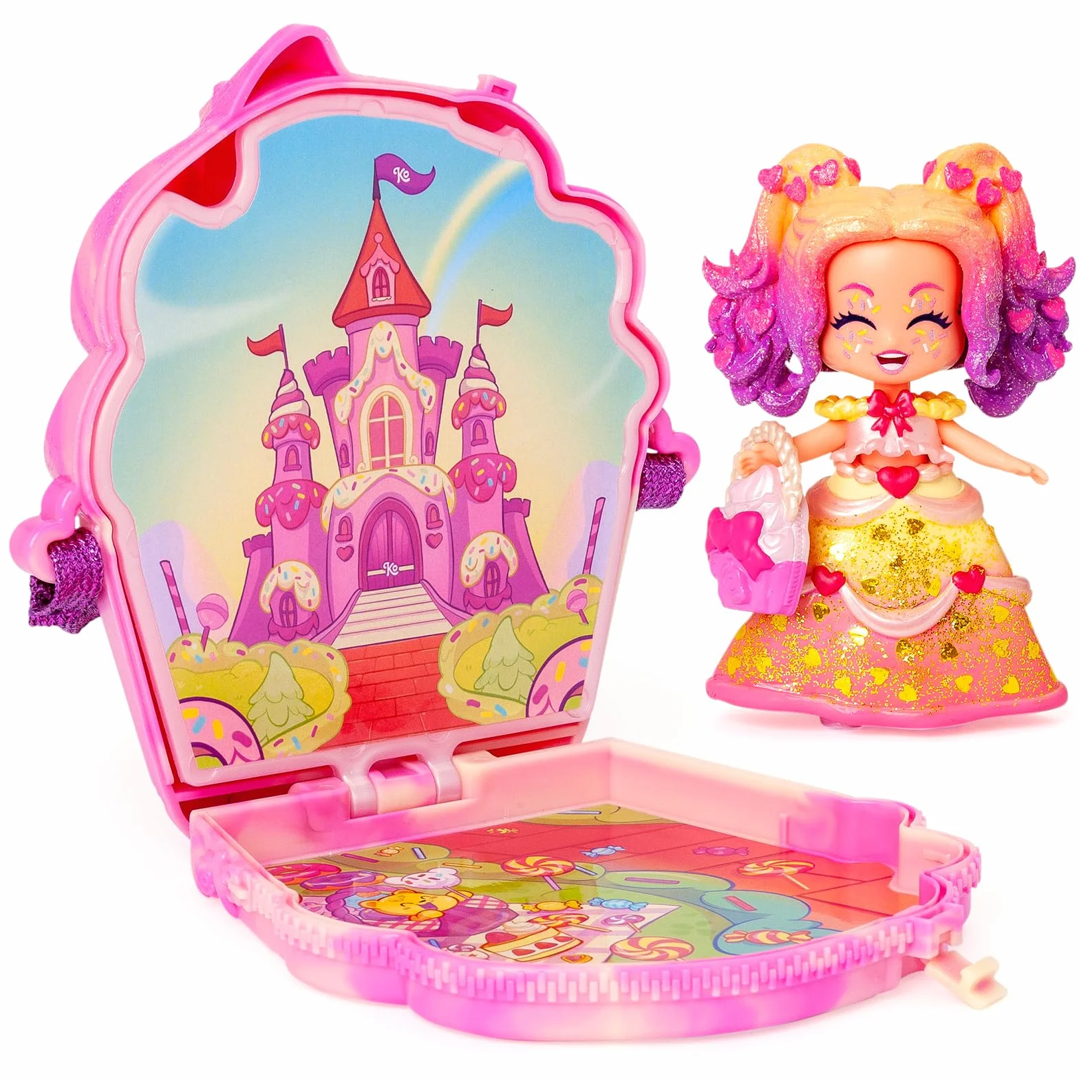 KOOKYLOOS CANDY LAND CUPCAKE DREAMS – 3 w 1 słodka stylowa lalka,zawartość:1 laleczka,3 stroje,2 pary bucików, mały jednorożec,przekąska, akcesoria Mix&Match i różowa torebka babeczka.