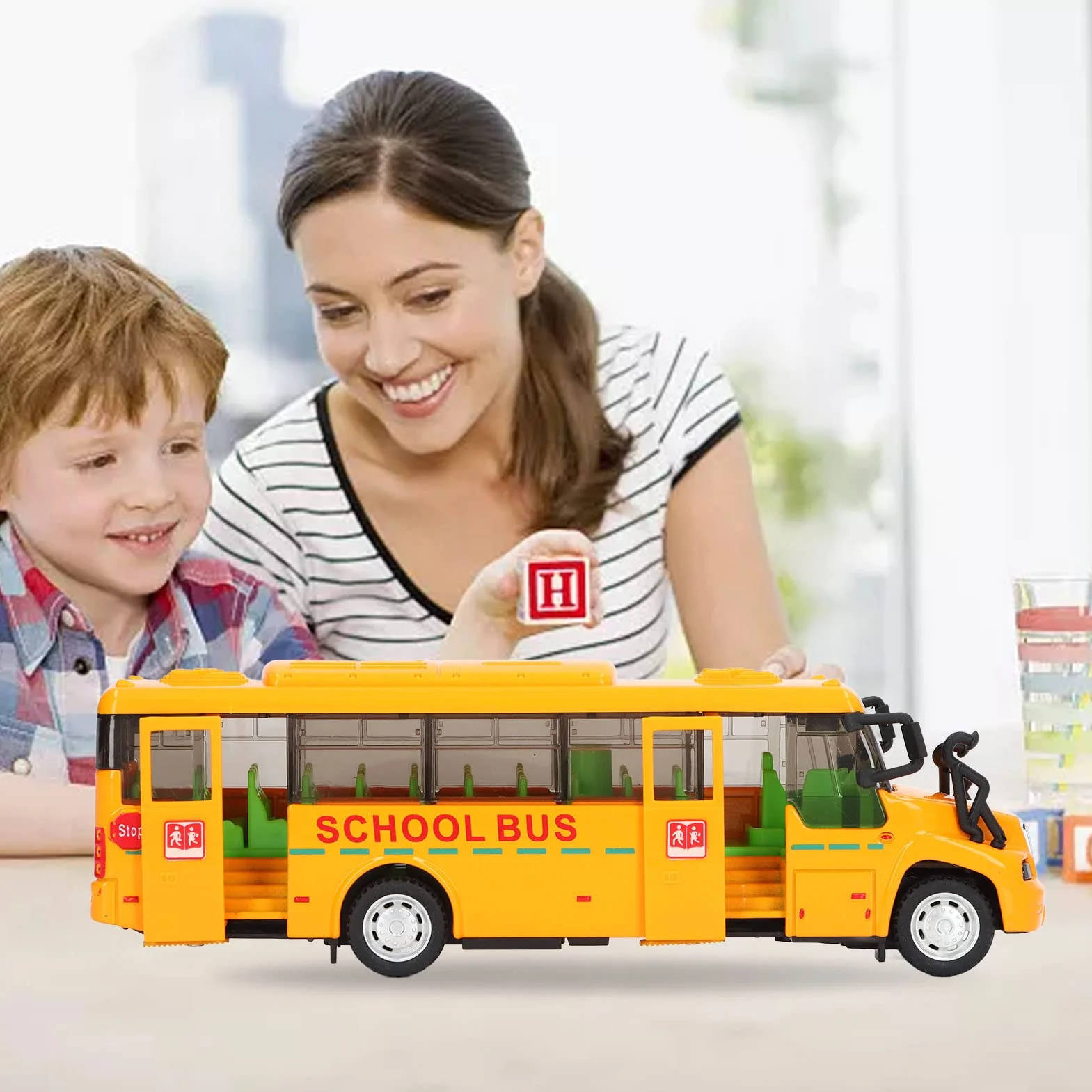 Żółty Autobus Szkolny Zabawka, Odlewanie ze Stopu Otwierane Drzwi Samochód z Napędem Pull Back 1:32 Pojazd Zabawkowy ze światłami Dźwięki Autobus Szkolny Zabawka dla Małych Dzieci