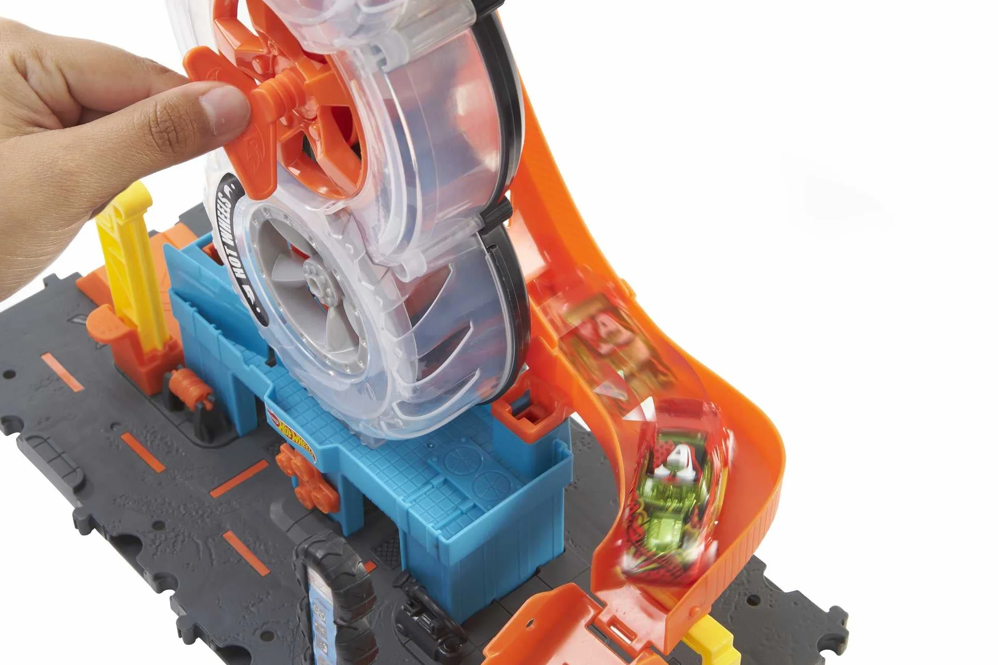 Hot Wheels City Wyścigowy Warsztat opon, zestaw do zabawy z 1 pojazdem Hot Wheels, zakręć kluczem, aby przewozić samochodziki po warsztacie, prezent dla dzieci od 4 do 8 lat, HDP02