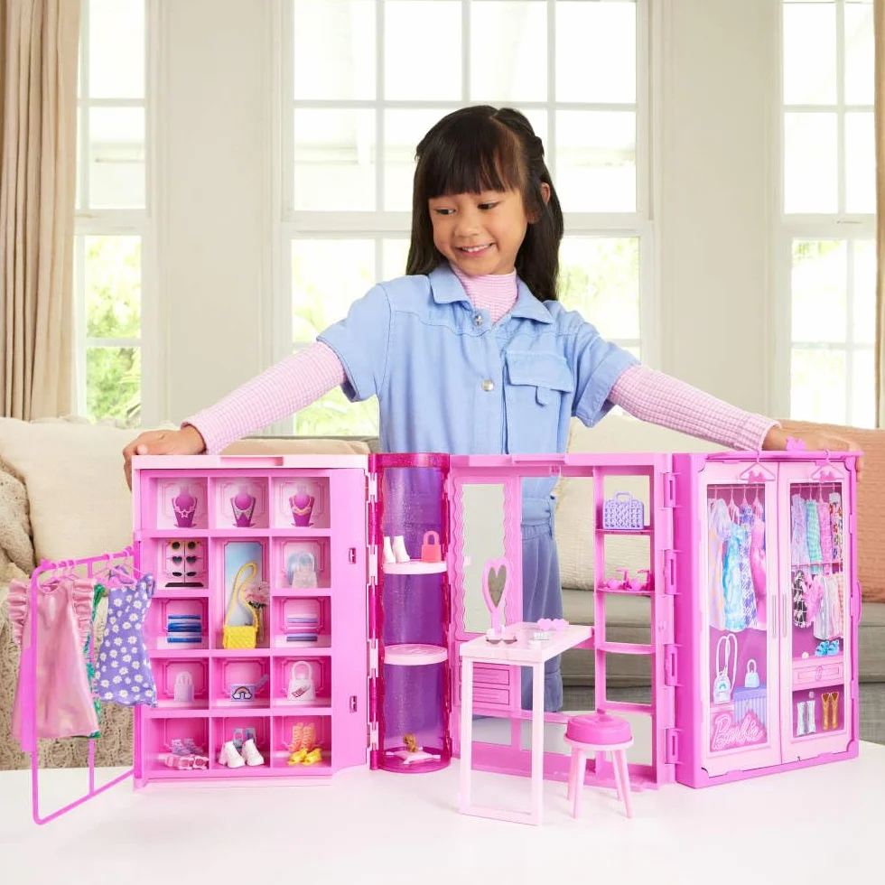 Barbie Szafa Marzeń Zestaw do zabawy z lalką blondynką, szafą (ponad 90 cm szerokości), ubranka dla lalki i akcesoria; 25 elementów, 3 pełne stylizacje Zestaw garderoba, HXD58