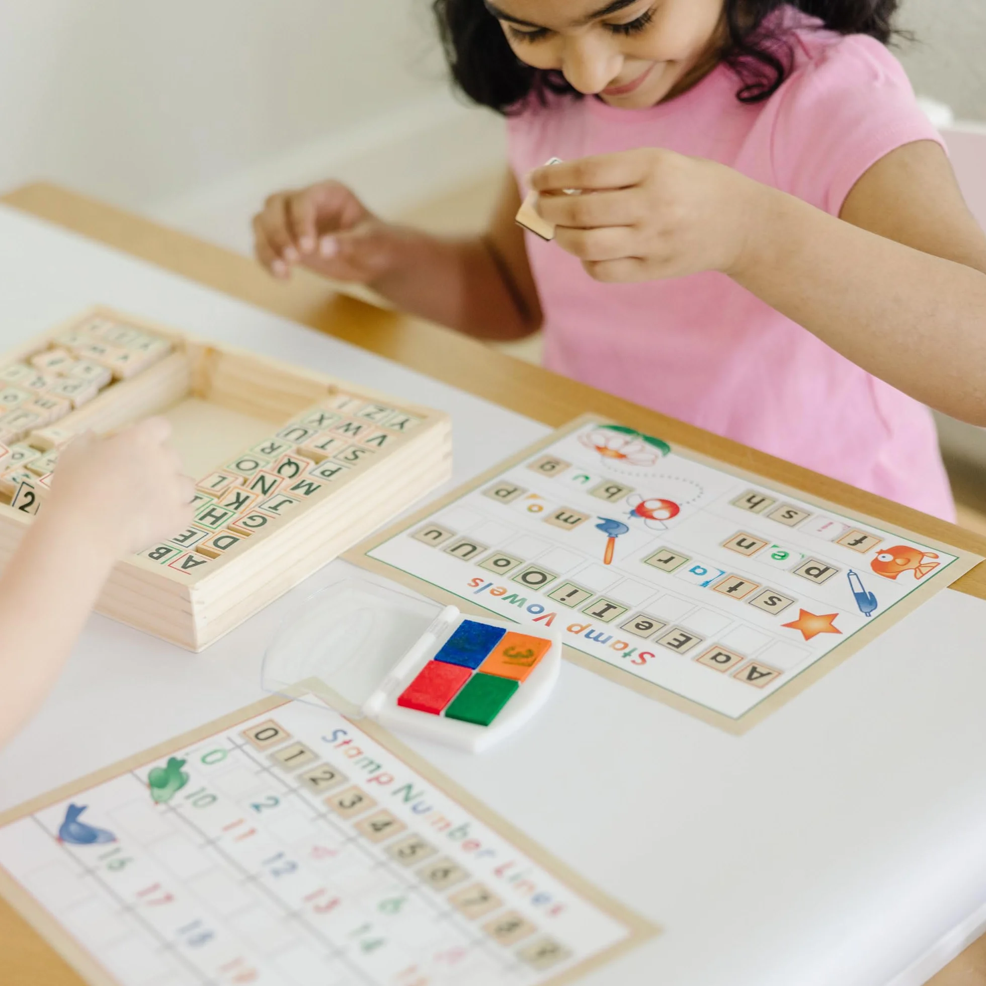 Melissa & Doug – luksusowy drewniany zabawkowy zestaw pieczątek z literkami i cyferkami | rzemiosło i sztuka | zestawy pieczątek i szablonów | 3+ | prezent dla chłopca lub dziewczynki