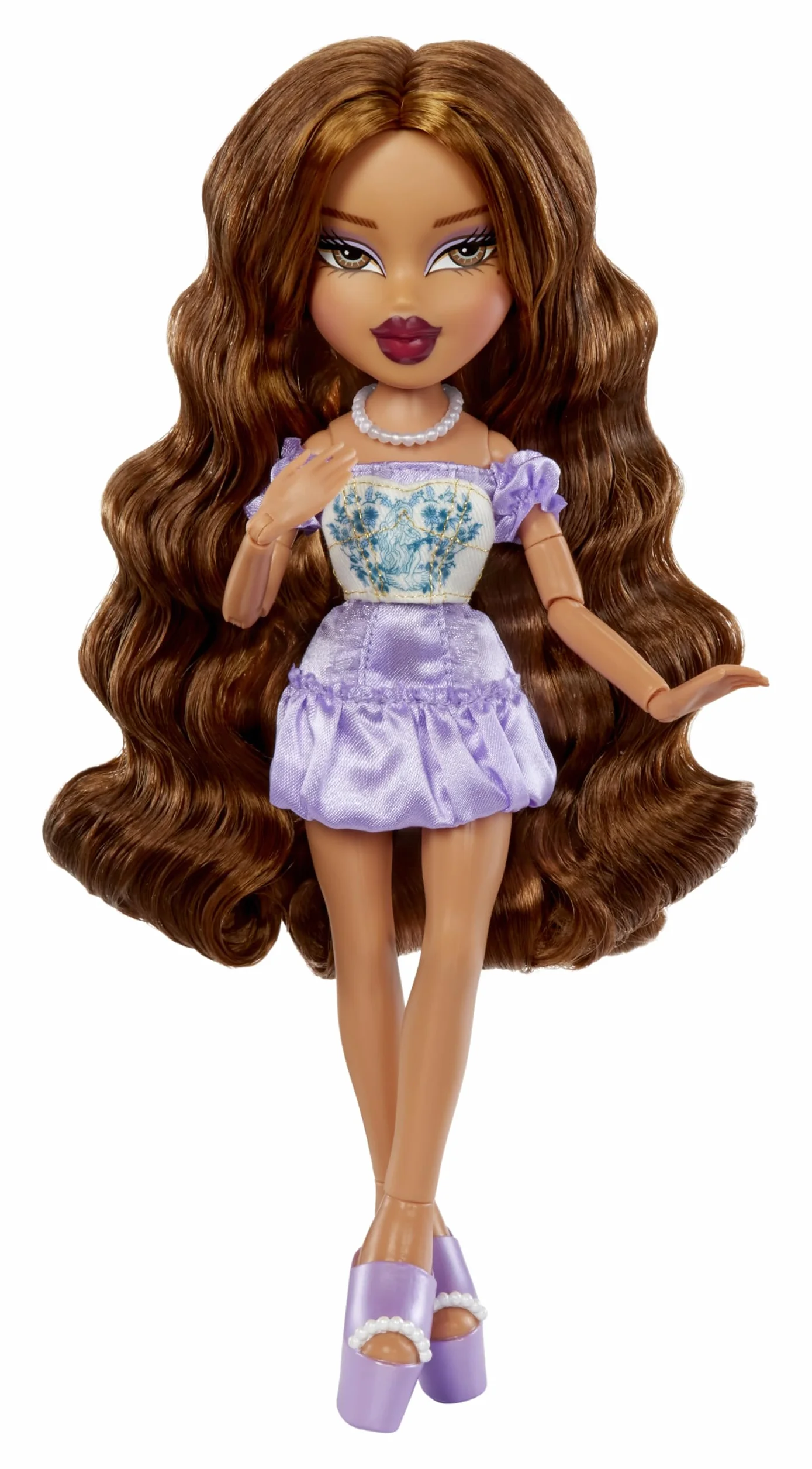 Bratz Goin' Out! Doll - Yasmin - Kolekcjonerska Modna Lalka z Akcesoriami, Zawiera Strój, Torebkę, Okulary Przeciwsłoneczne i Szczotkę - Zabawka dla Dzieci - Odpowiednia dla Dzieci w Wieku od 6 Lat