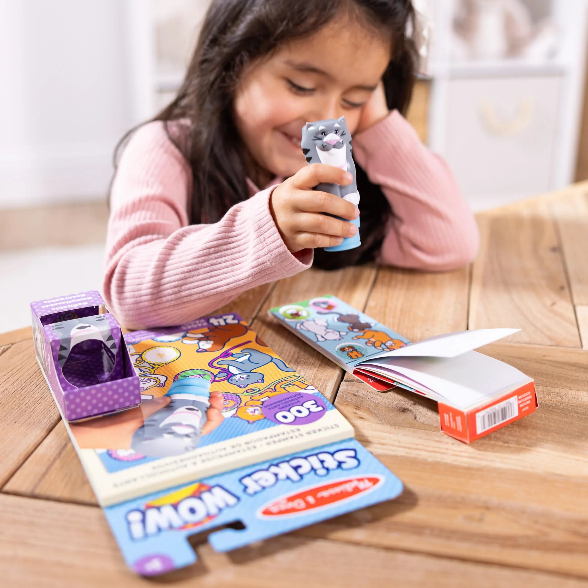 Melissa & Doug Naklejka Wow!™ Pakiet kota: 24-stronicowa podkładka do aktywności, stempel naklejki, mini podkładka do aktywności, 500 naklejek, sztuka i rzemiosło zabawka Fidget kolekcjonerska postać