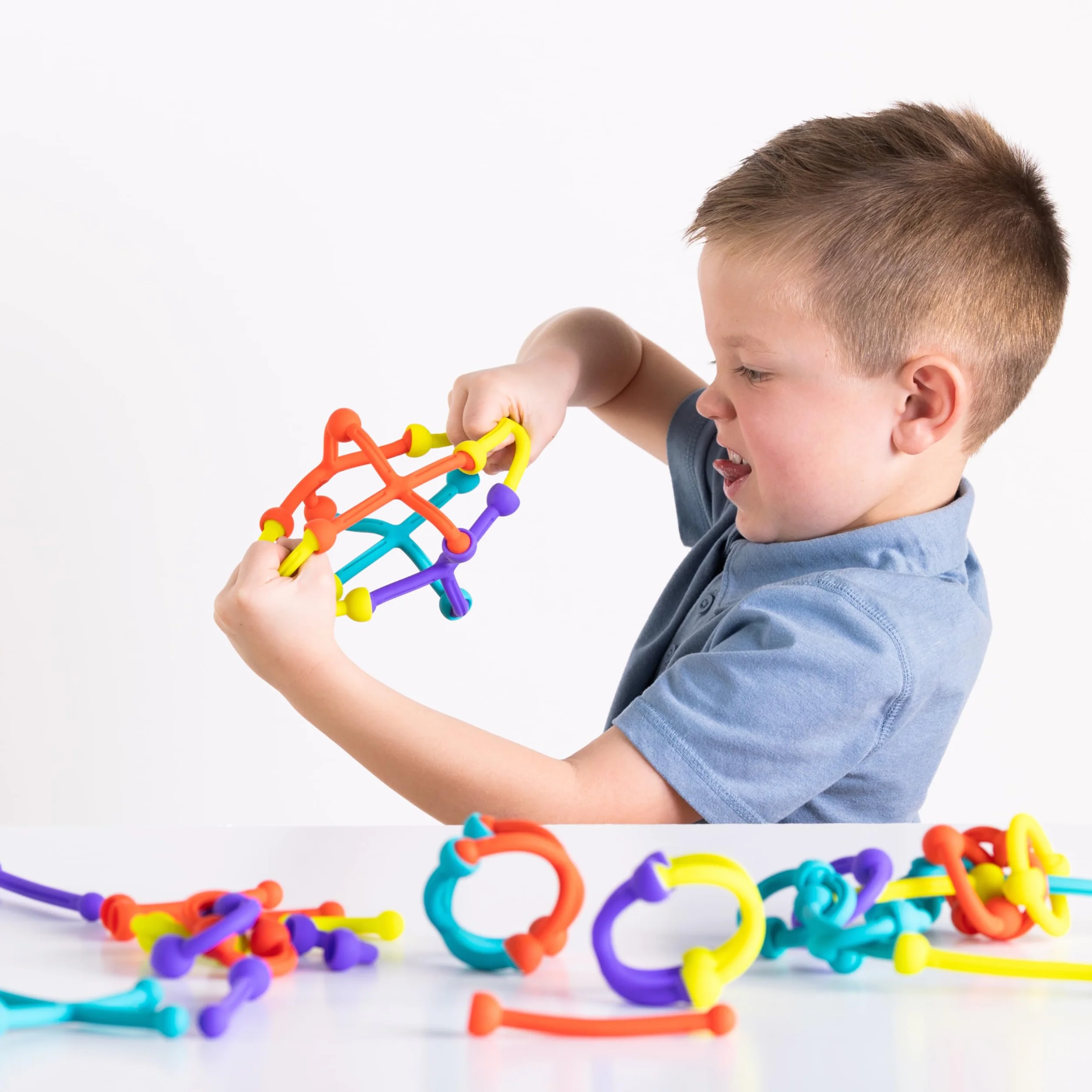 Fat Brain Toys Zestaw do klapy | 52-częściowy zestaw elastycznych silikonów w różnych kształtach, rozmiarach i kolorach | Zabawki sensoryczne dla dzieci | Kreatywne zabawki konstrukcyjne
