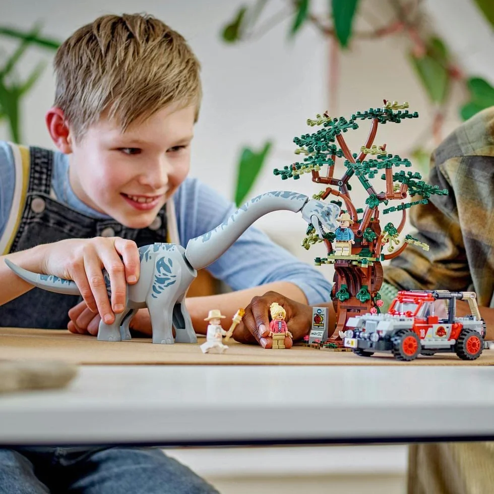 LEGO 76960 Jurassic World Odkrycie brachiozaura, zestaw z dużą figurką dinozaura, drzewem i Jeepem do zbudowania, prezent dla chłopców i dziewczynek, zabawka z okazji 30. rocznicy „Parku Jurajskiego”