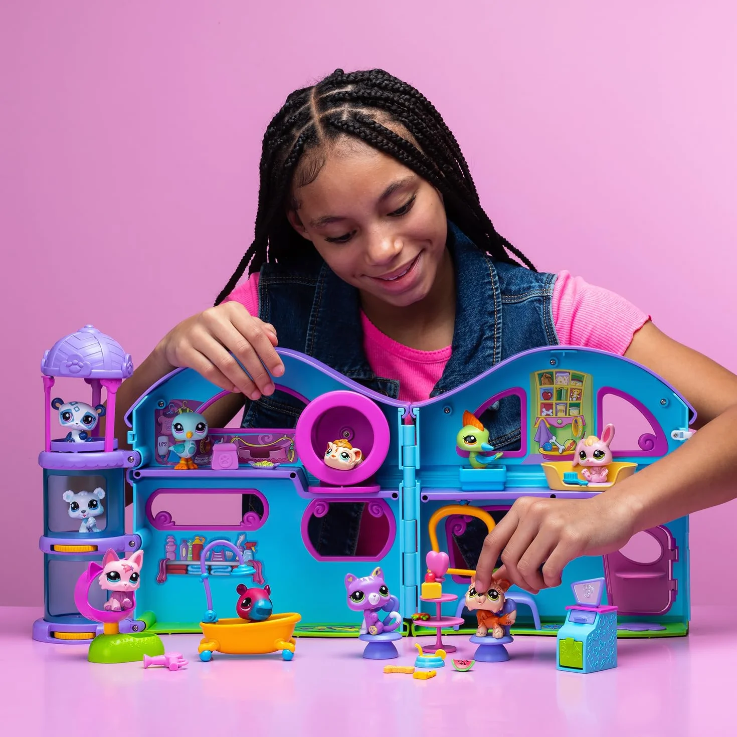 BANDAI Littlest Pet Shop - The Grande Maison des Pet Shop - Zestaw gier z 2 sklepami dla zwierząt domowych w zestawie i 20 akcesoriami - Mini-Figurines dla zwierząt do kolekcjonowania - Zabawka dla