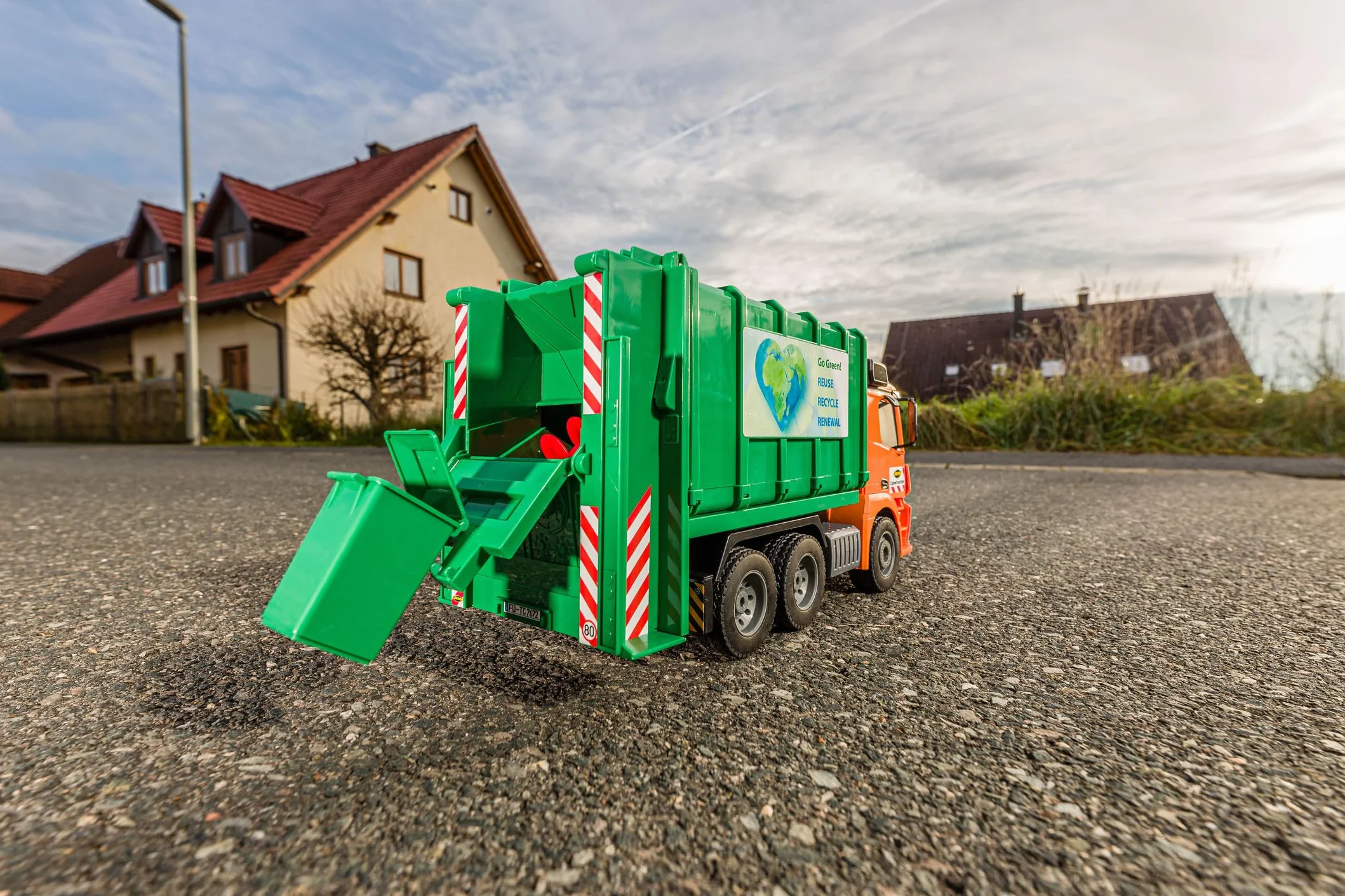 Carson 500907672 Arocs śmieciarka, 1:20 MB, 100% RTR – 100% gotowa do jazdy, zabawka, samochód zabawkowy, zdalnie sterowana śmieciarka, dla dzieci od 8 lat, czas jazdy ok. 30 min, kolor zielony