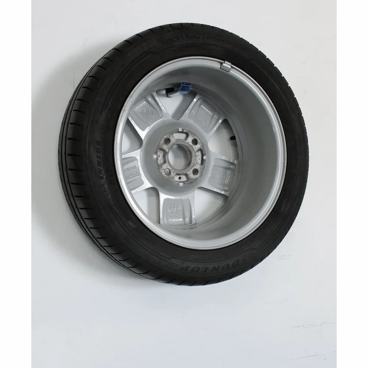 ECD Germany Uchwyt ścienny do opon samochodowych, 4 szt. 105 x 105 mm, wykonany w całości ze stali, obciążenie do 40 kg, zestaw z materiałami montażowymi, uchwyt na opony i felgi