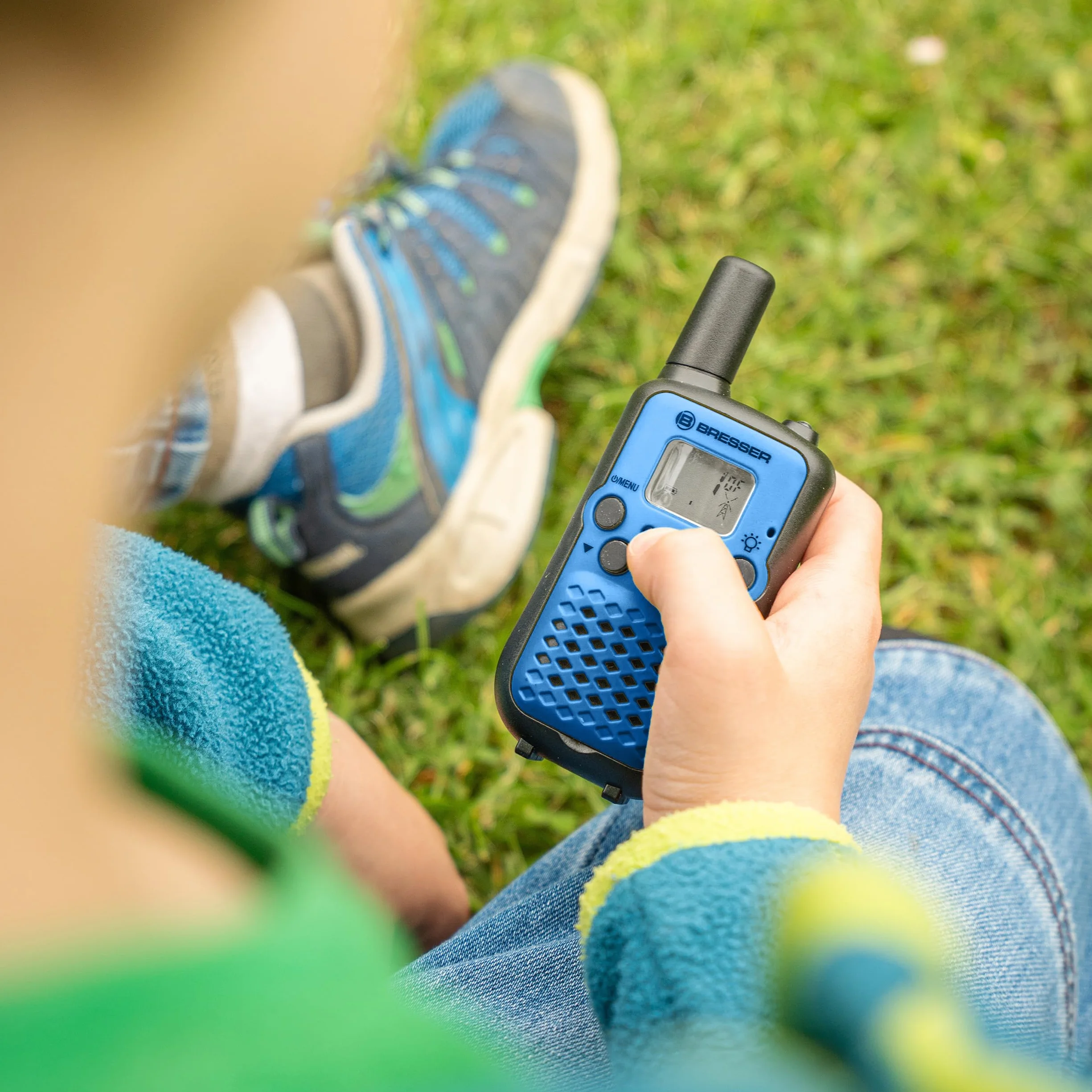 Bresser Zestaw 2 walkie talkie JUNIOR o dużym zasięgu do 6 km i funkcja głośnomówiąca niebieski