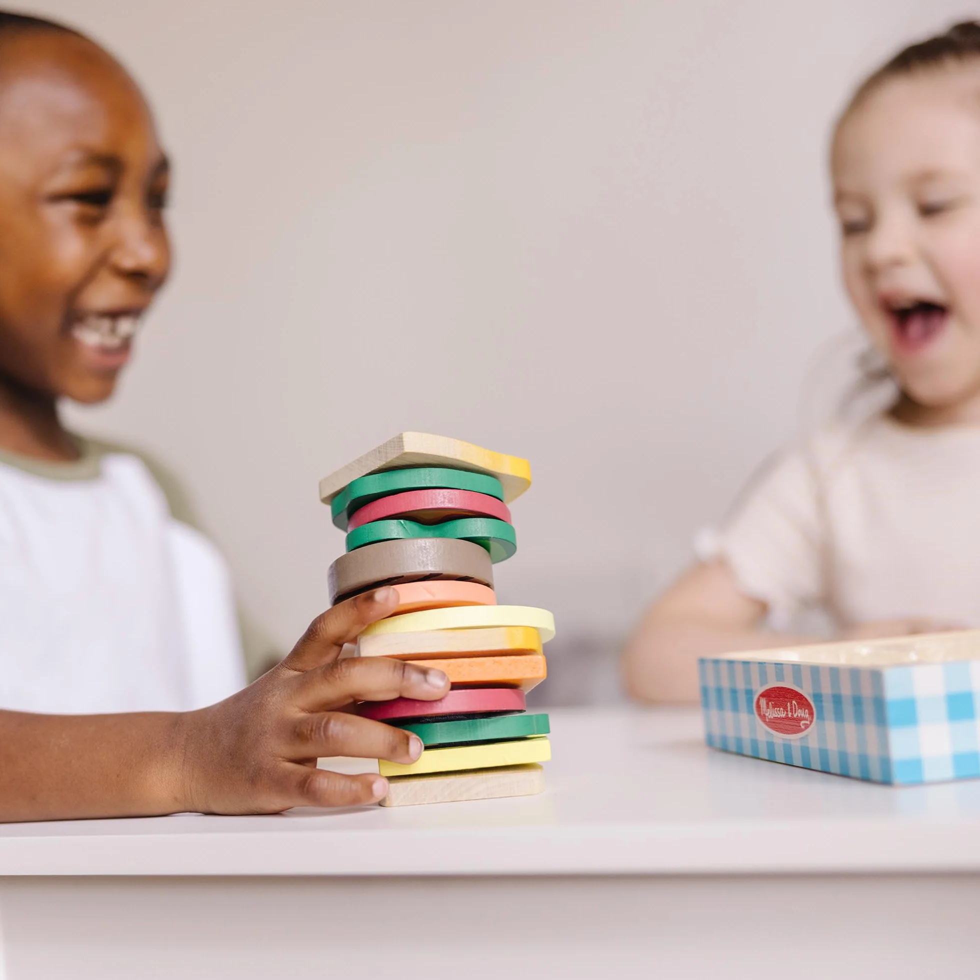 Melissa & Doug Sanwich Set Żywność do Zabawy, Wielokolorowy, ‎33.02 x 24.13 x 5.08 cm, 17 Elementów