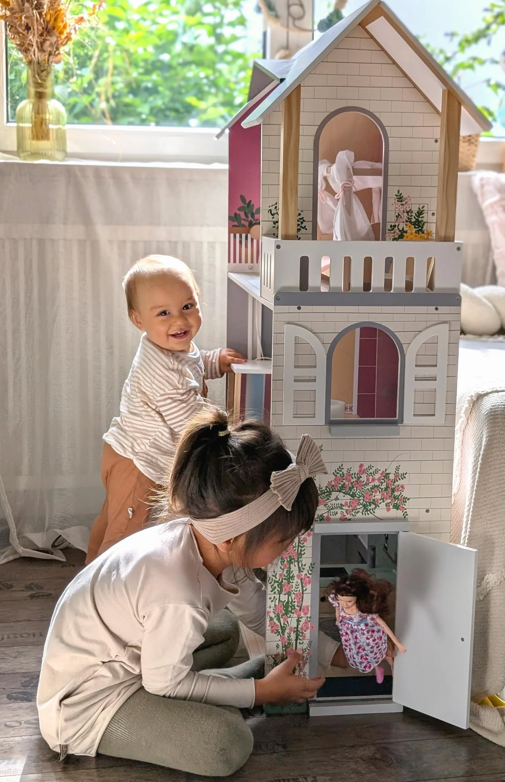 Mały domek dla lalek Villa XL, 3-piętrowy domek dla lalek z windą, dla lalek do 30 cm, skala 1:6, imitacja drewna, 12730