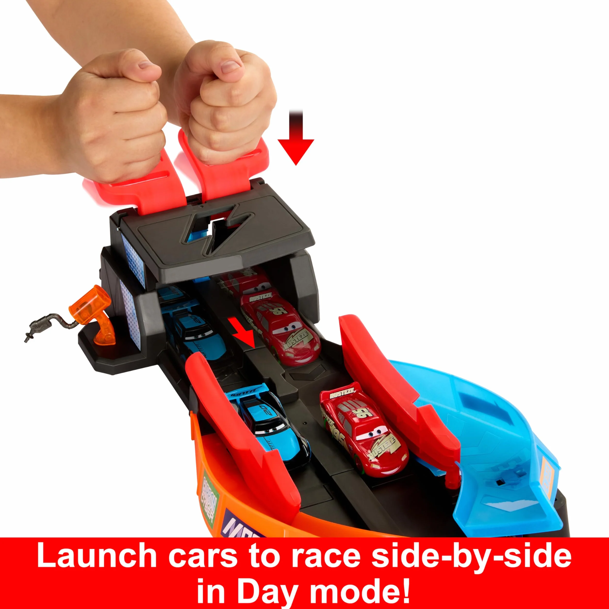 Mattel Cars Auta Glow Racers Nocny wyścig Tor świecący w ciemności Zestaw z 2 pojazdami świecącymi w ciemności (Zygzak McQueen i Jackson Sztorm) HPD80