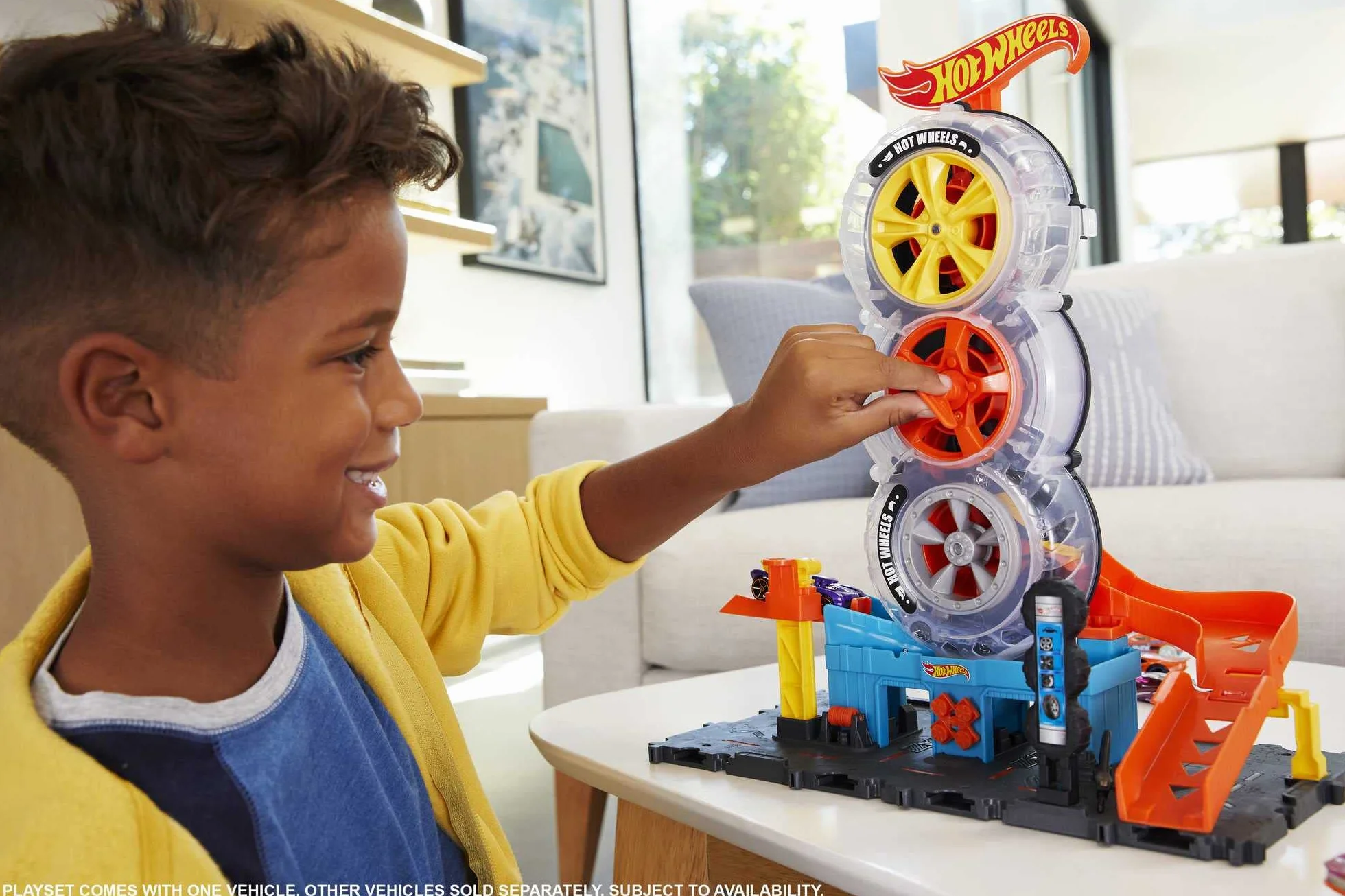 Hot Wheels City Wyścigowy Warsztat opon, zestaw do zabawy z 1 pojazdem Hot Wheels, zakręć kluczem, aby przewozić samochodziki po warsztacie, prezent dla dzieci od 4 do 8 lat, HDP02