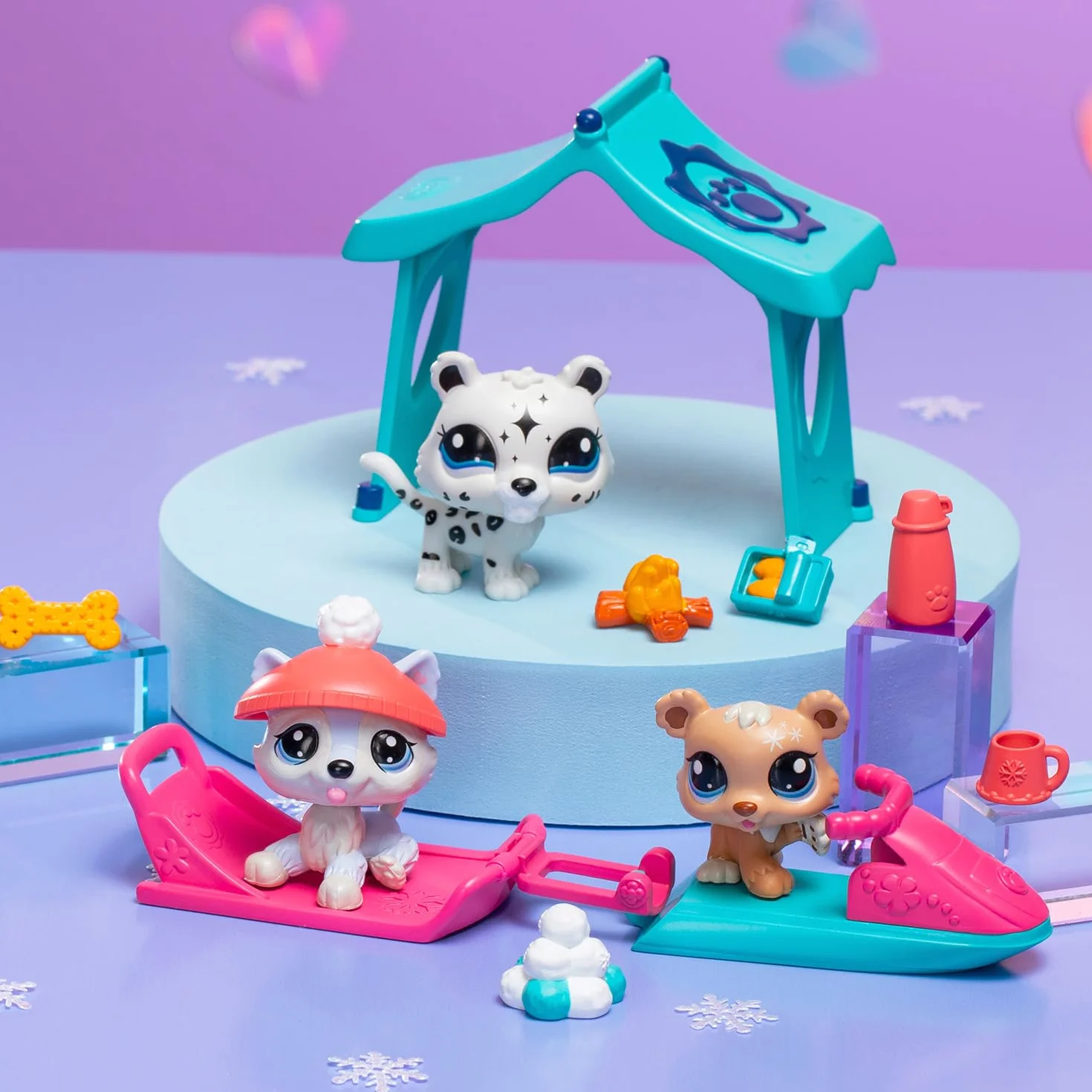 Littlest Pet Shop Series 2 Snowy Day Play Pack, opakowanie zawiera 3 mini zabawki dla zwierząt domowych LPS, 6 akcesoriów, 1 kartę kolekcjonerską i 1 wirtualny kod, zabawki kolekcjonerskie dla