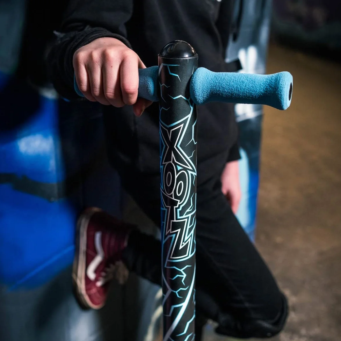 Xootz Pogo Stick | Volt Design dla dzieci, chłopców i dziewcząt, kierownica z miękkiej pianki, wiek 5+, do 35 kg