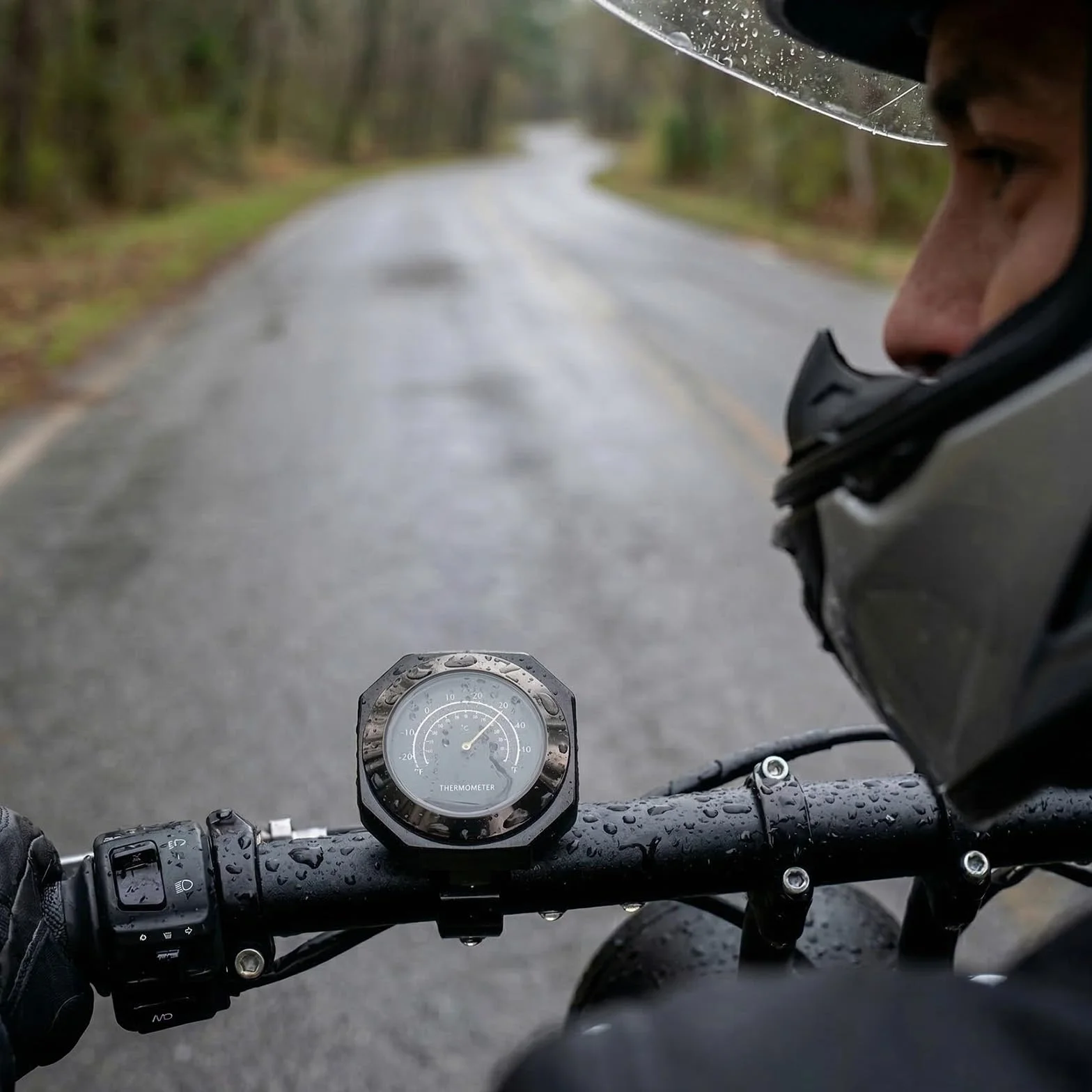 Riloer Termometr na kierownicę, wskaźnik temperatury ze stopu, wodoodporny, termometr do motocykla, kompatybilny z Yamaha Kawasaki, czarny