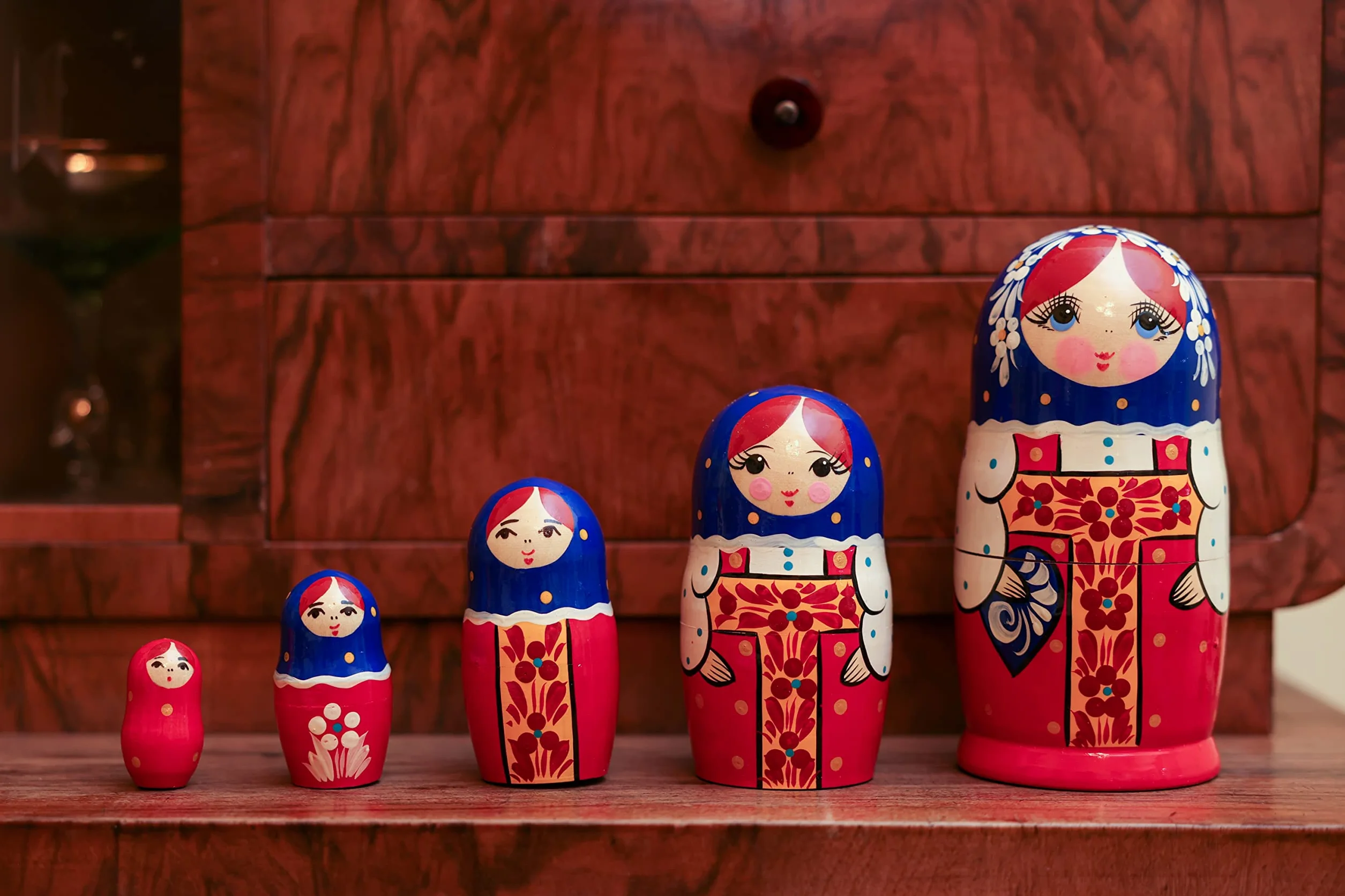 Heka Naturals Czerwony Sarafan Lalki Gniazdujące | Zestaw Lalek Matryoshka w Całości z Naturalnego Drewna 5 (18 cm) - Tradycyjne Dekoracje do Domu Babushka, Drewniane Zabawki do Układania w Stosy