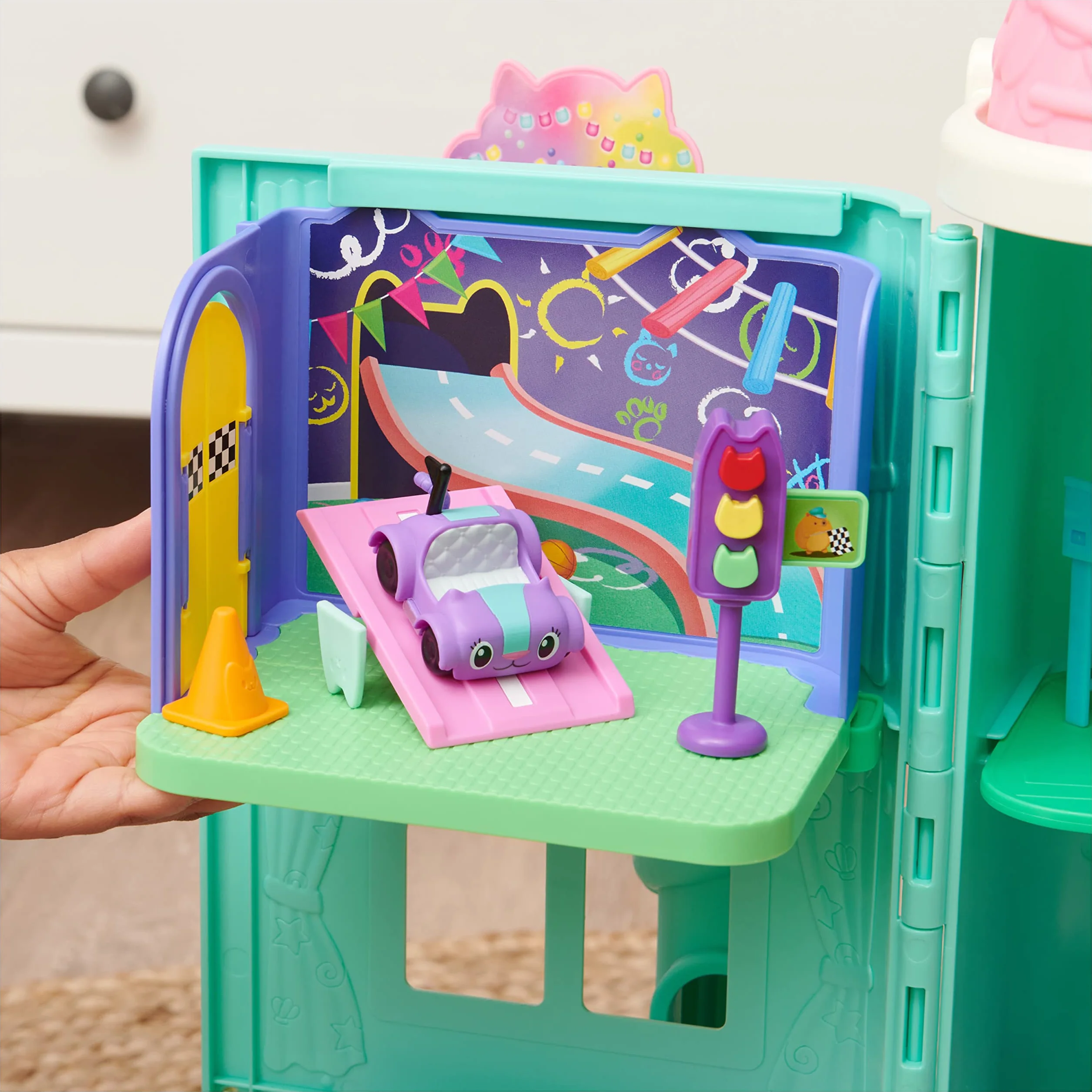 Gabby's Dollhouse i Magiczny Domek - Playset Deluxe Chabriolette Game Room - Figurka Akcesoria - Dom dla lalek - Zabawka dla dzieci od 3 lat