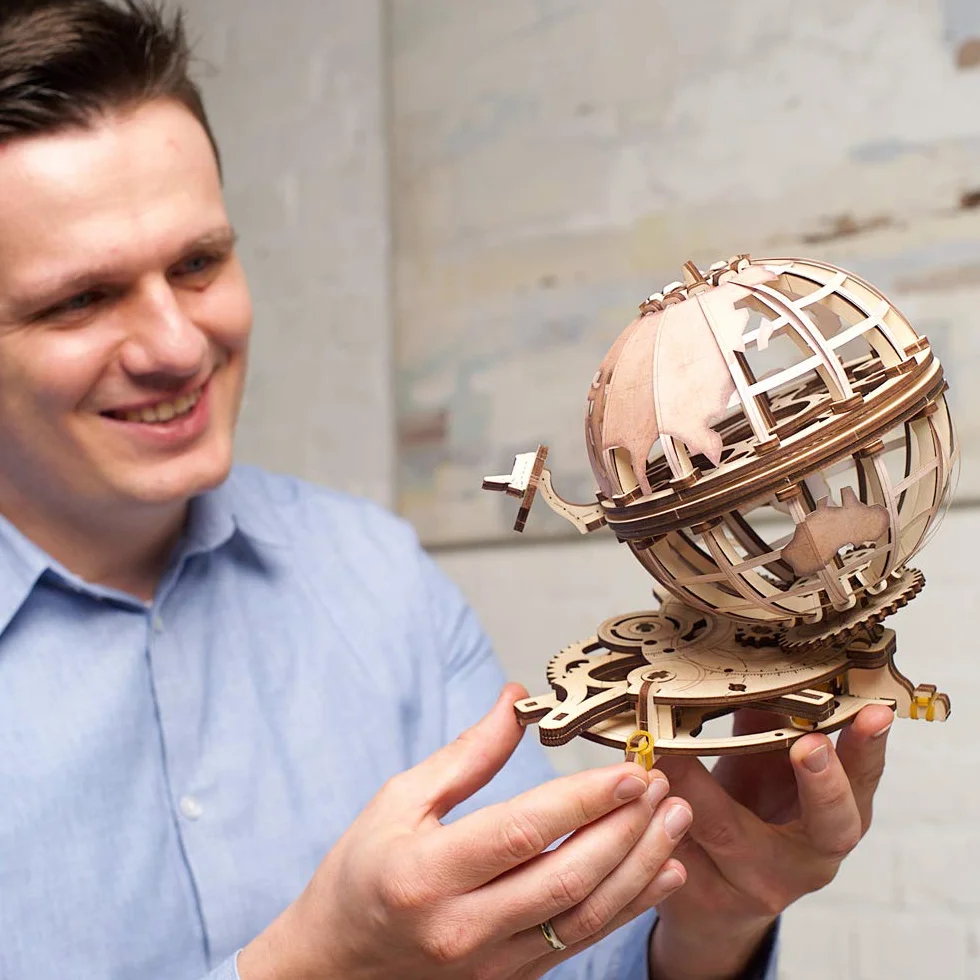 UGEARS Puzzle 3D z drewna, prezent na Dzień Ojca, obracający się drewniany zestaw do budowy – mechaniczny globus z promem i sputnikiem – samodzielnie montowane drewniane zestawy modelarskie dla