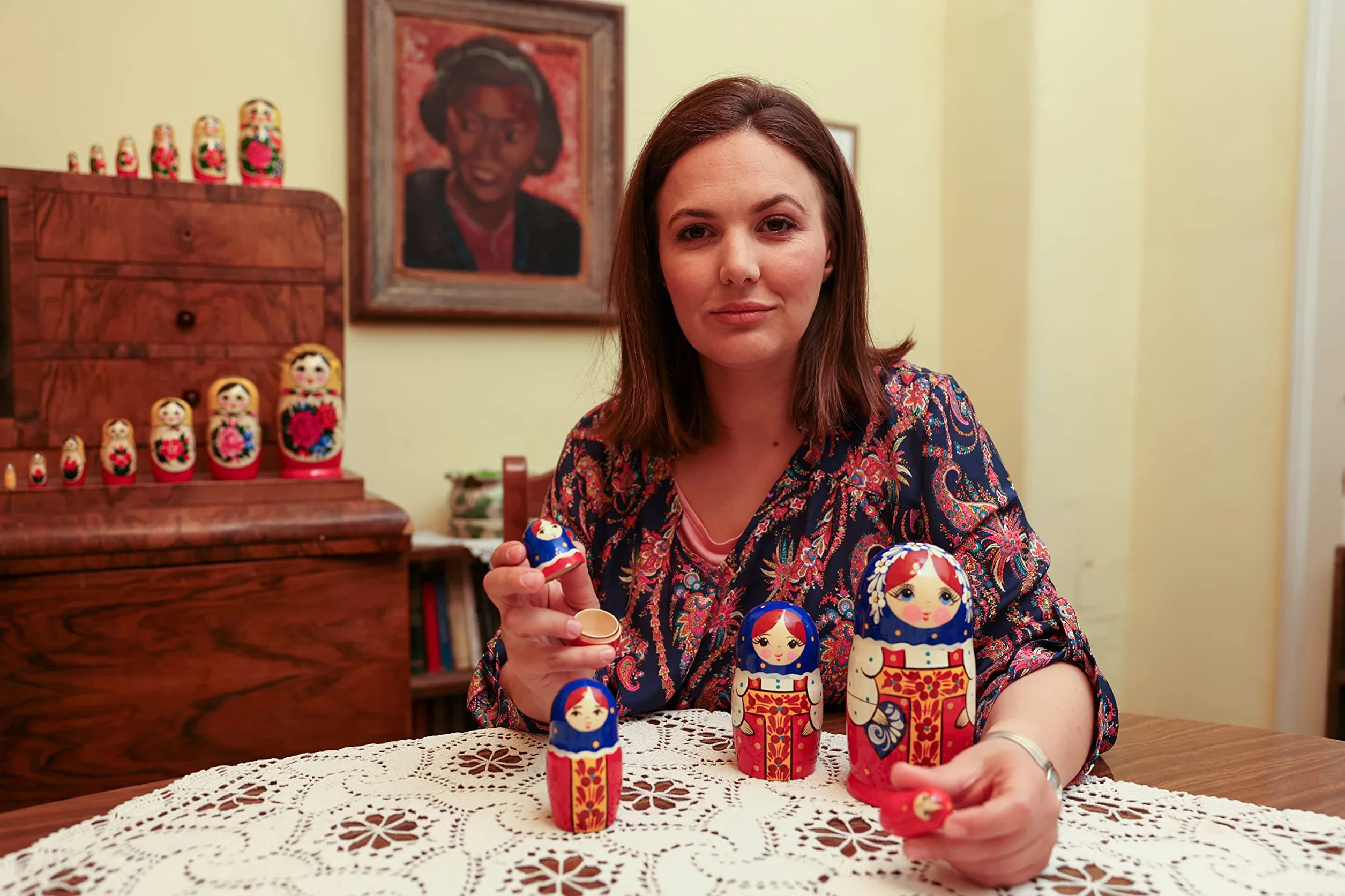 Heka Naturals Czerwony Sarafan Lalki Gniazdujące | Zestaw Lalek Matryoshka w Całości z Naturalnego Drewna 5 (18 cm) - Tradycyjne Dekoracje do Domu Babushka, Drewniane Zabawki do Układania w Stosy