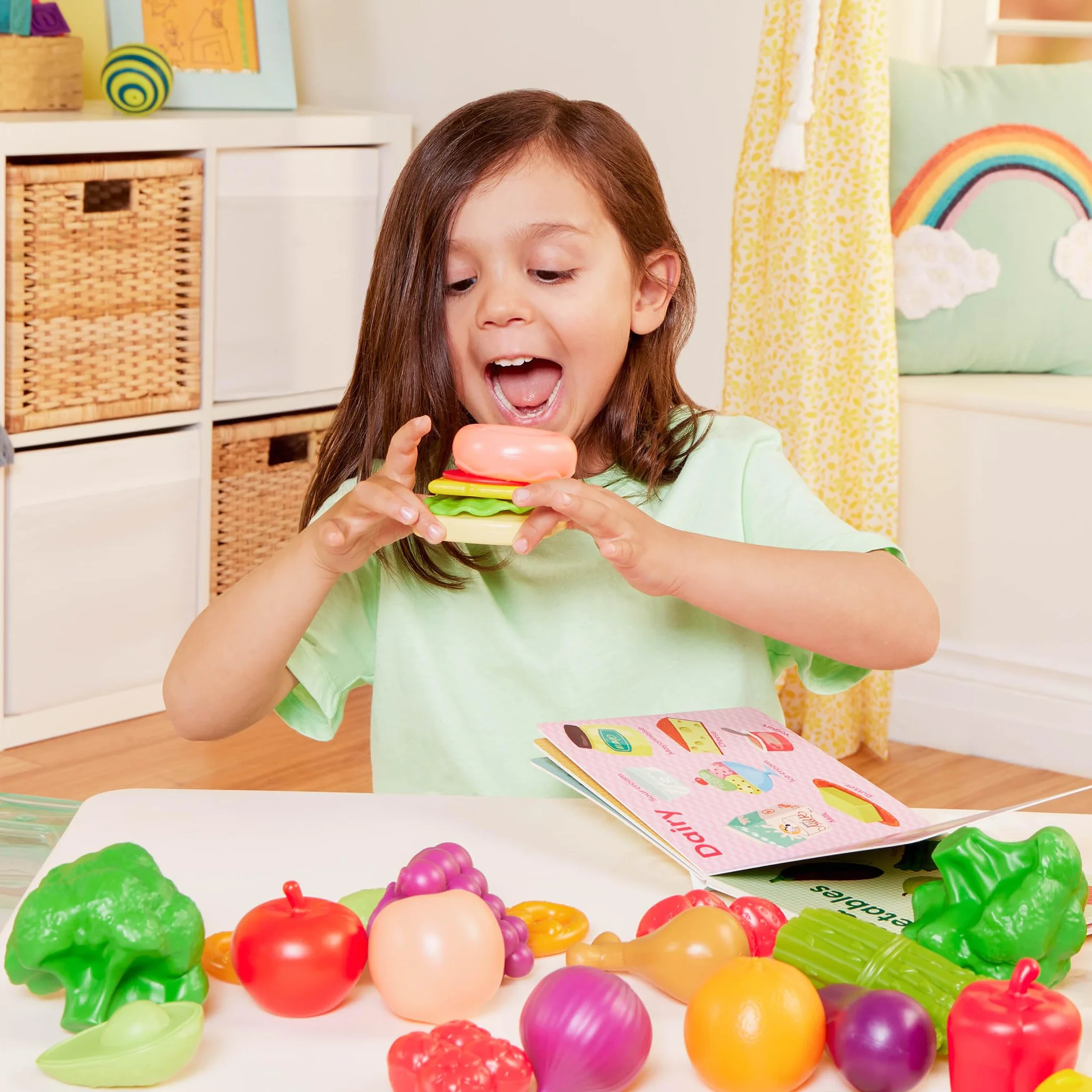 B. toys Zestaw planszy, 32-częściowy zestaw do zabawy - Educational Book for Toddlers - Storage Bucket with Lid - 2 Years + - Foodie Fun, wielokolorowy (Branford BX2125Z)