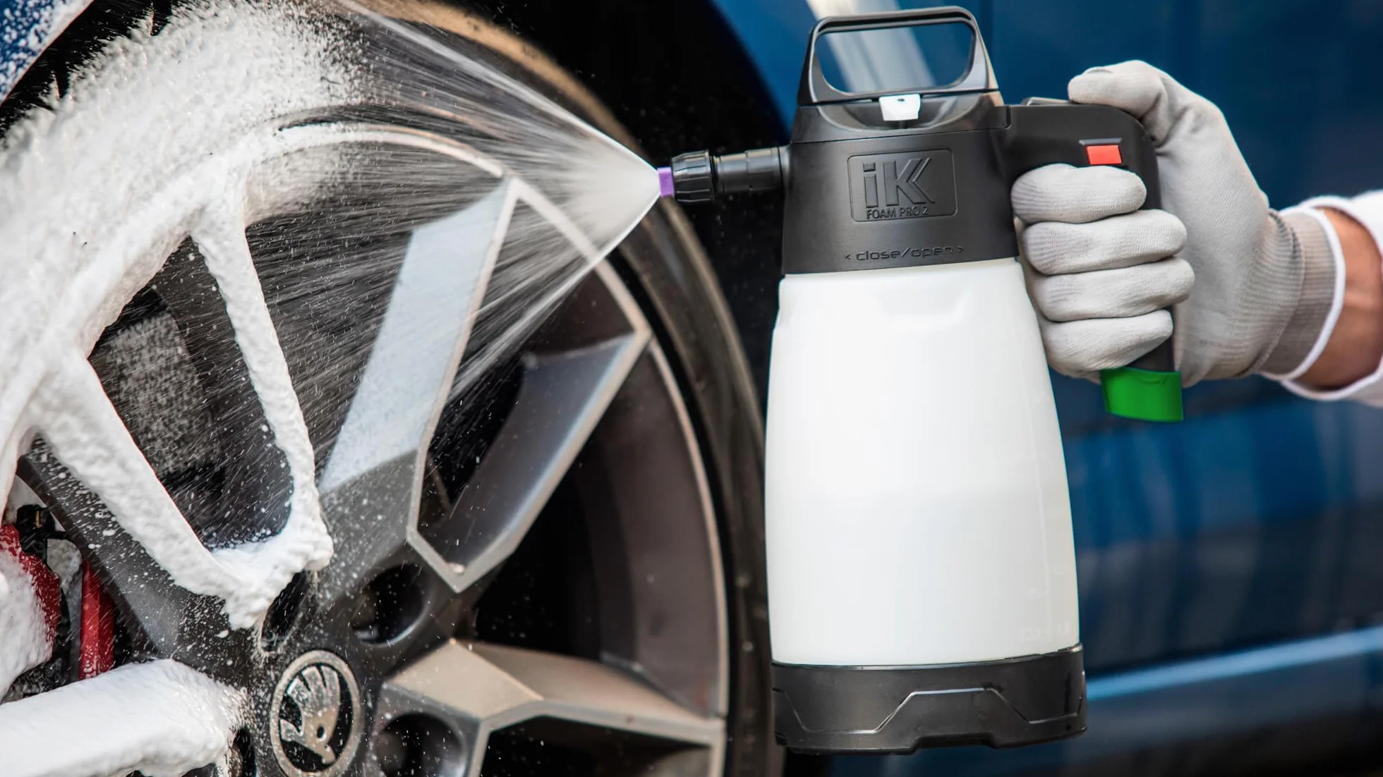 Profesjonalny opryskiwacz IK Foam Pro 2 - Pojemność użytkowa 1,25 l - Czyszczenie i dezynfekcja - Przeznaczony do kwasów i agresywnych chemikaliów - Ergonomia, wszechstronność i bezpieczeństwo