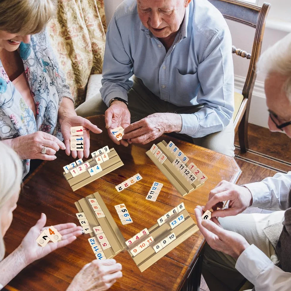 Zestaw mini Rummy z 114 kamieniami do gry, 4 drewnianymi uchwytami na kamienie, 1 torba do przechowywania i instrukcja obsługi (może nie być dostępna w języku polskim), interesująca gra Rummy