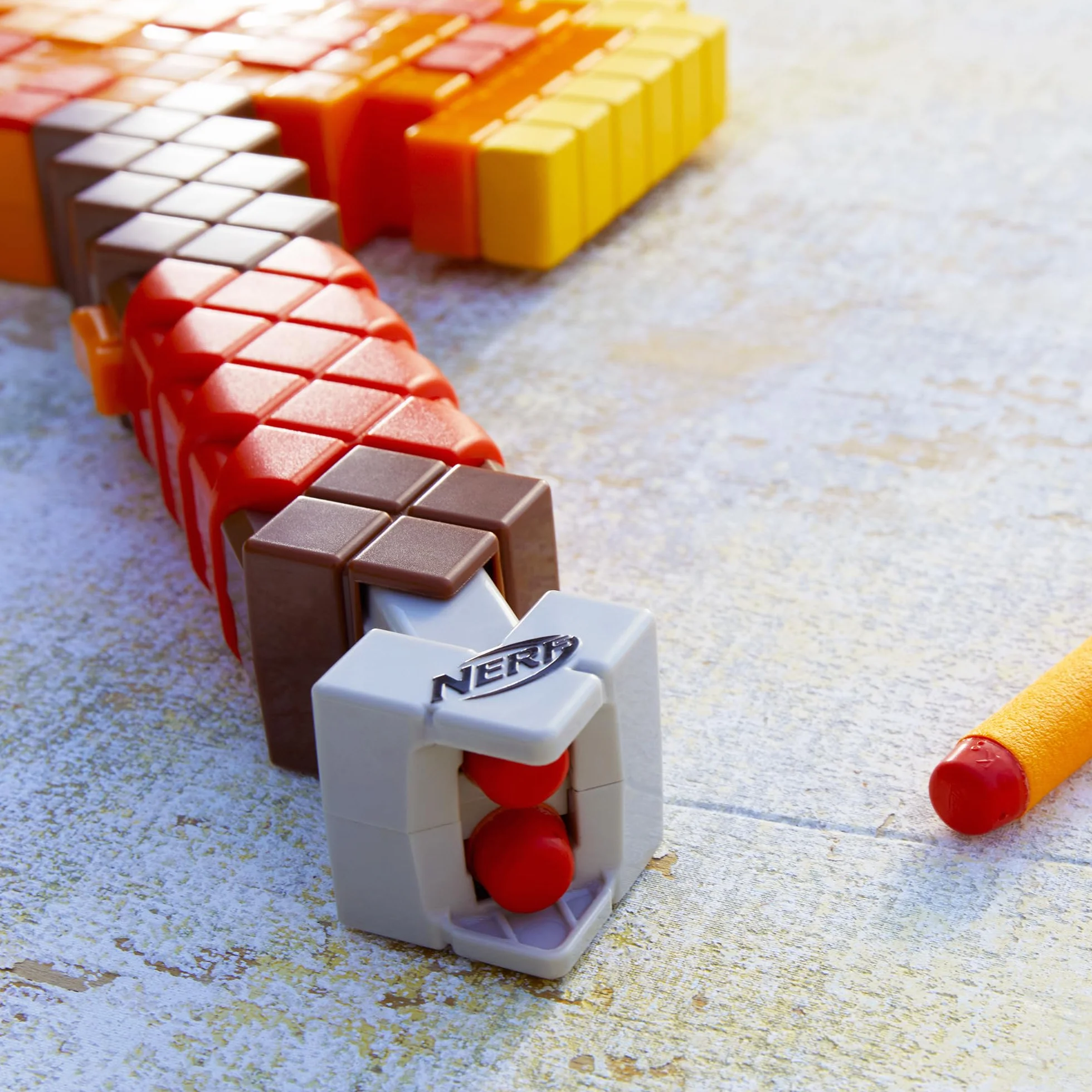 NERF Minecraft Firebrand: Toporek do rzucania, 6 elitarnych rzutków piankowych, projekt inspirowany grą, rozwijane gruntowanie, zabawki