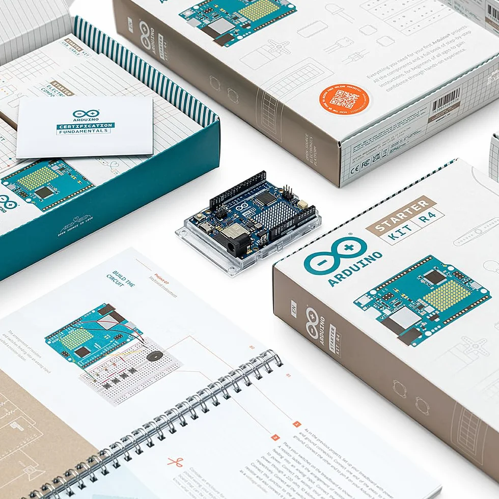 Arduino Zestaw startowy R4 [K000007_R4] – nauka elektroniki i kodowania dzięki płycie WiFi UNO R4, 13 projektów kierowanych w drukowanej książce + rosnące zasoby online, oficjalny kupon certyfikacyjny