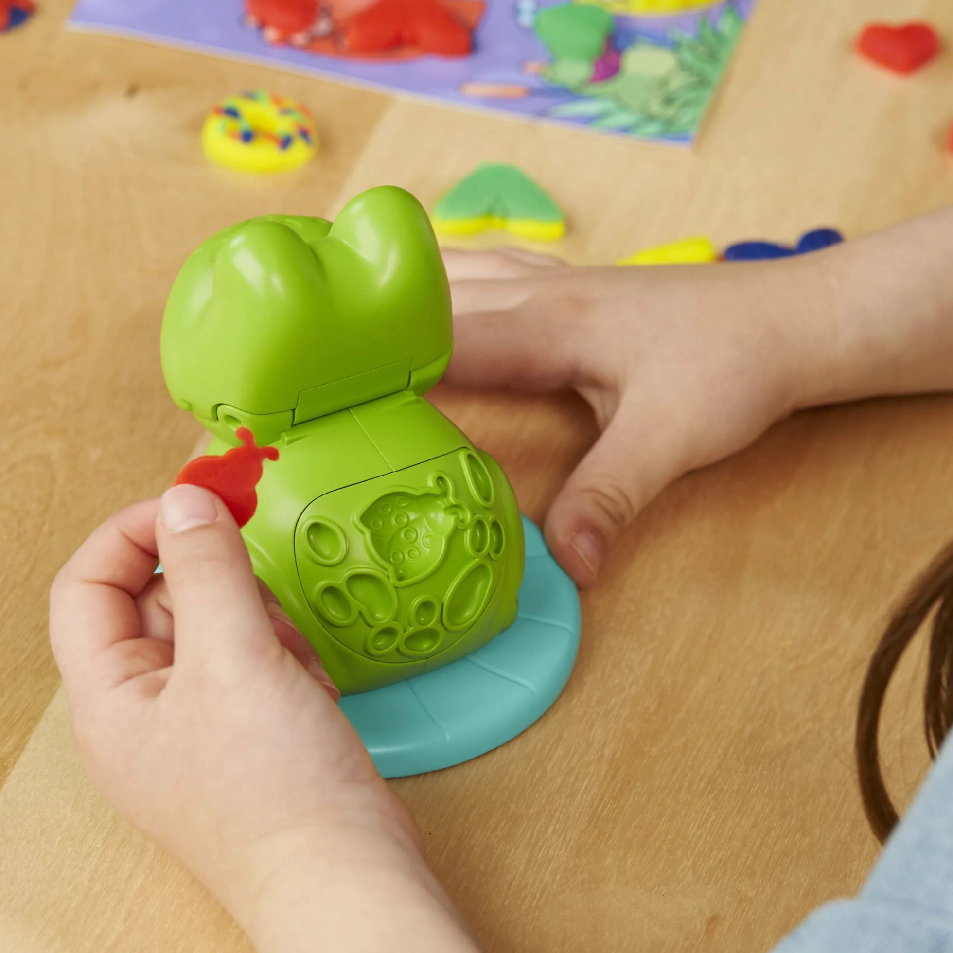 Play-Doh Zestaw Startowy Żaba i nauka kolorów | 4 pojemniki z ciastoliną po 28 g | Zabawkowa żabka i mata do zabawy | Zabawka dla 3-latka i dla Przedszkolaka | Pomysł na prezent dla dzieci