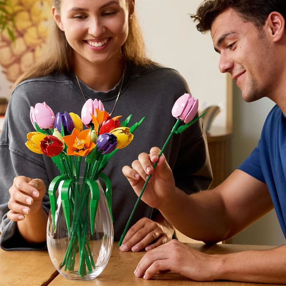 LEGO Botanicals Bukiet tulipanów, dekoracja kwiatowa, zestaw konstrukcyjny dla dorosłych z różnokolorowymi tulipanami w pięciu wersjach, pomysł na prezent dla kobiety i mężczyzny, na imieniny 11501