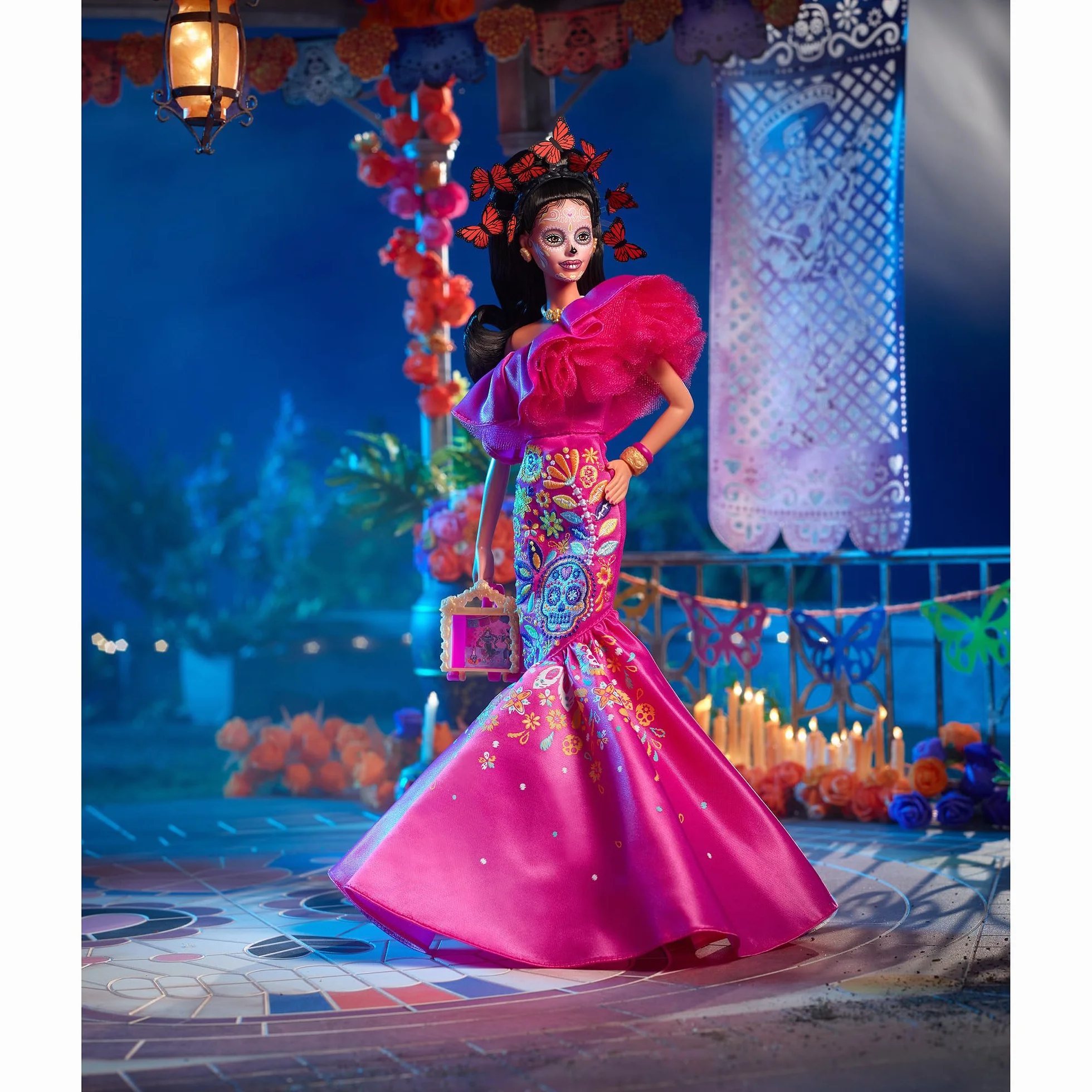 Barbie Dia de Muertos Lalka (2023) w różowej sukni z falbankami + „ofiara” na domowy ołtarzyk, Barbie Signature HJX14