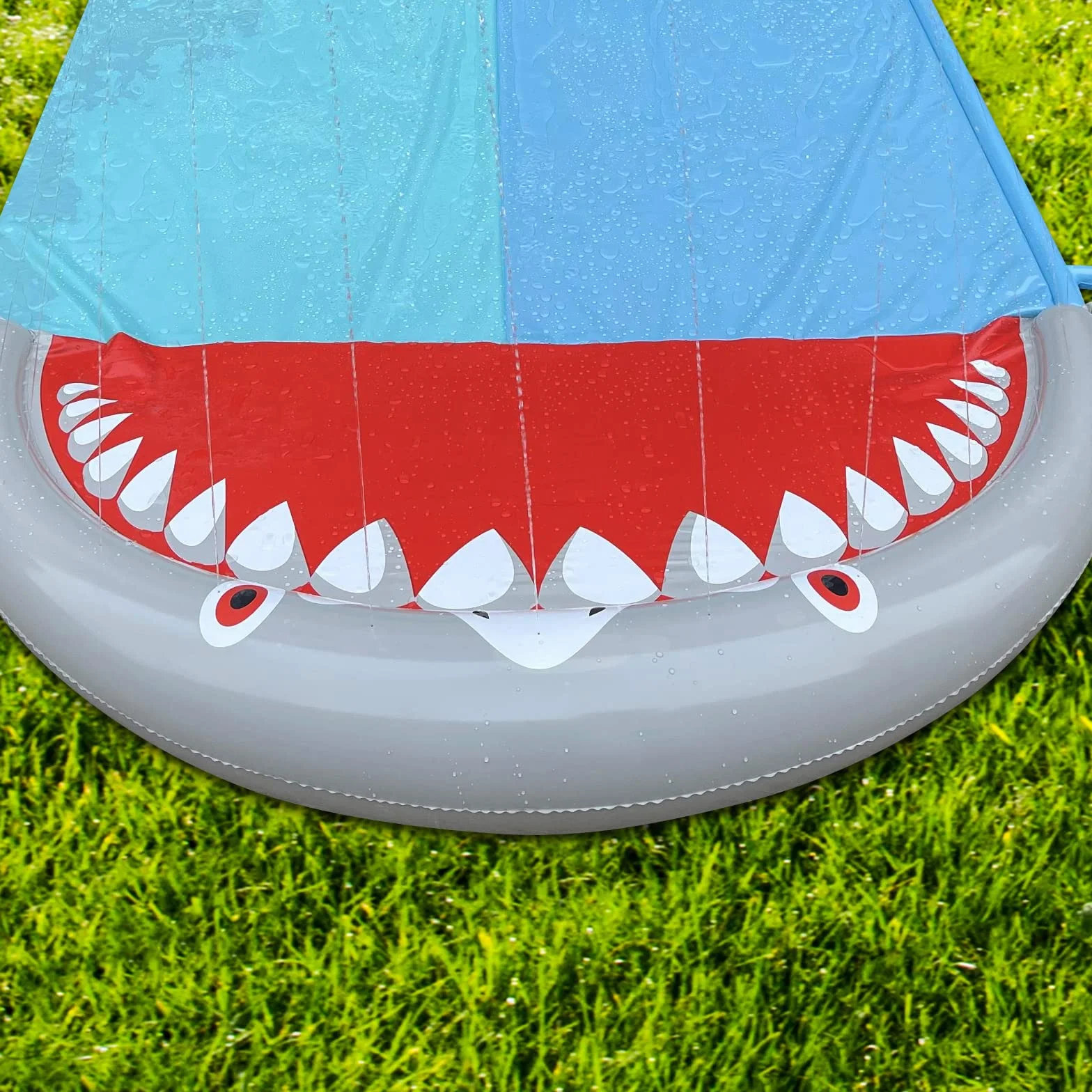 Zjeżdżalnia wodna 550 x 145 cm, podwójna zjeżdżalnia wodna, zabawka wodna z 2 bodyboardami, letnia zabawka ze zraszaczem, styl rekina, mata antypoślizgowa dla dzieci