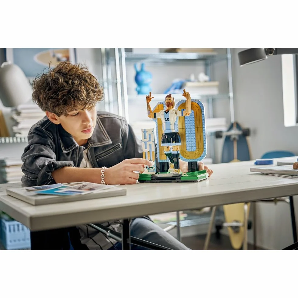 LEGO Editions Lionel Messi — piłkarska legenda, zestaw konstrukcyjny dla dzieci i nastolatków, dekoracja i sportowy prezent dla chłopców i dziewcząt od 12 lat, model dla fanów piłki nożnej 43015