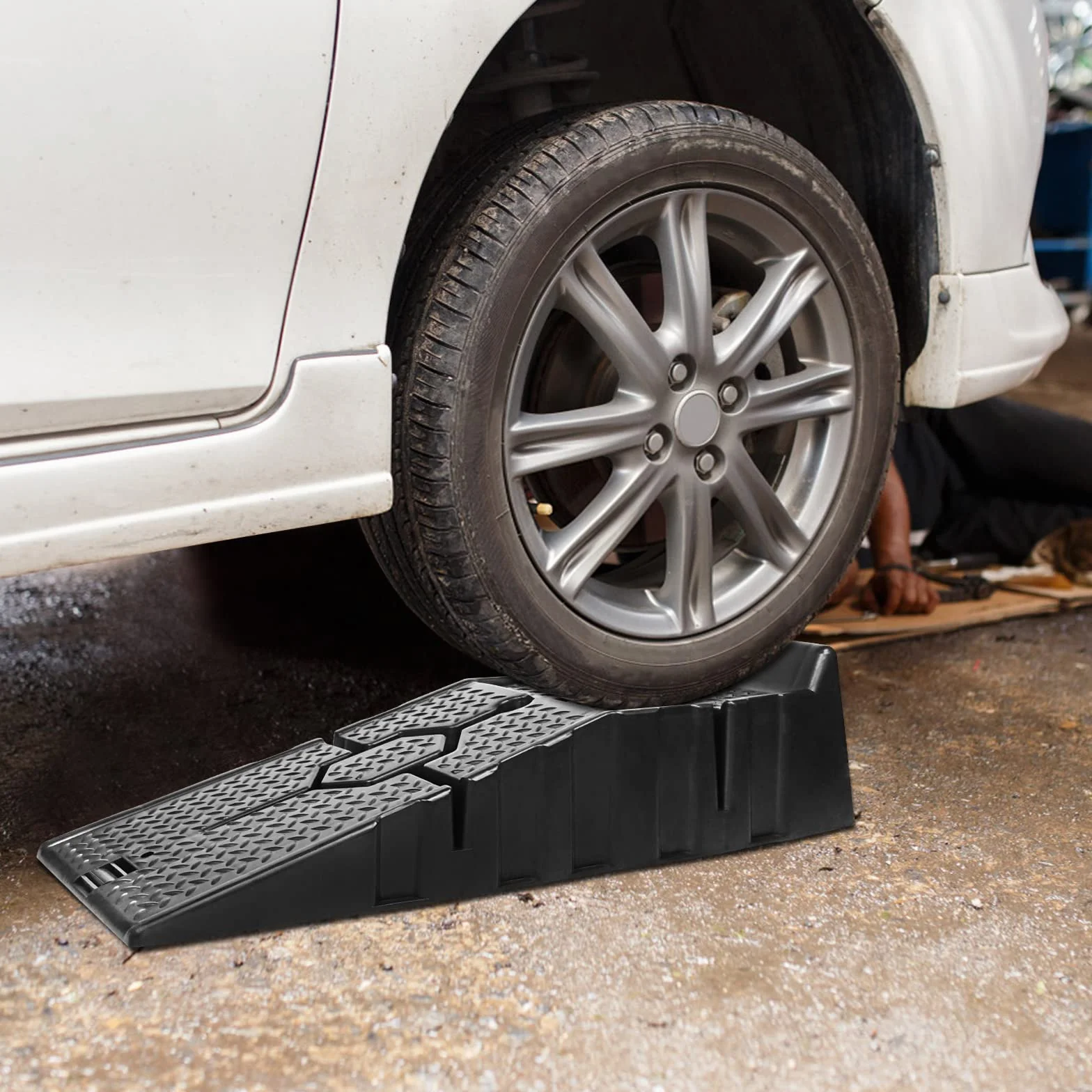 NAIZY Zestaw 2 ramp najazdowych do załadunku, z tworzywa sztucznego, 90 x 33 x 22,5 cm, platforma podjazdowa do 2,5 ton, kliny najazdowe, do krawężnika, do samochodów osobowych i transporterów, czarne