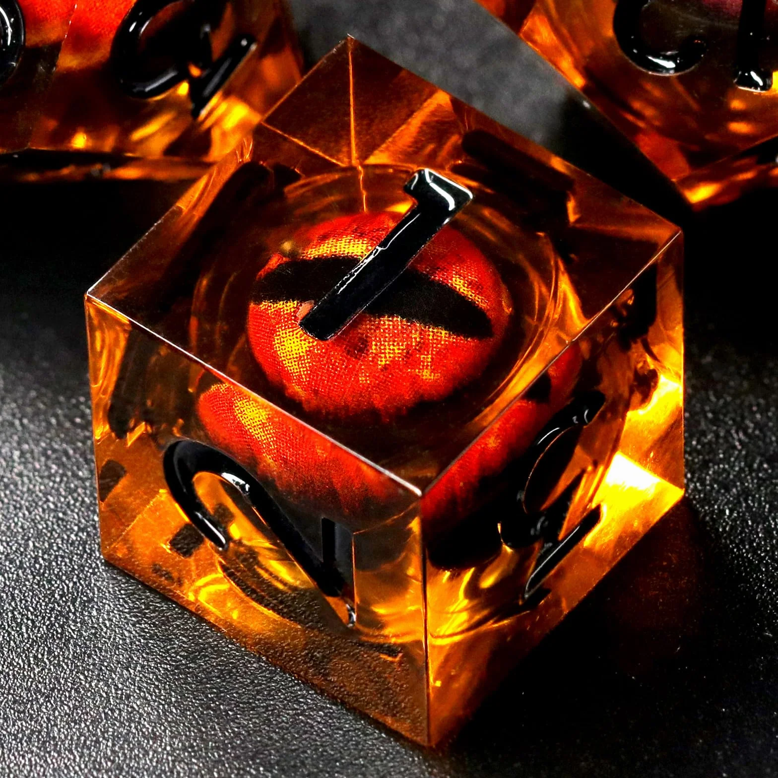 FONVGOGO Zestaw Kości DND do Lochów i Smoków 7-częściowy, Zestaw do gry w Kości RPG Kości Wielościenne Płynnym Rdzeniem Zywicą Smocze Oko DND Dice Set Dungeons and Dragons(Czarny)
