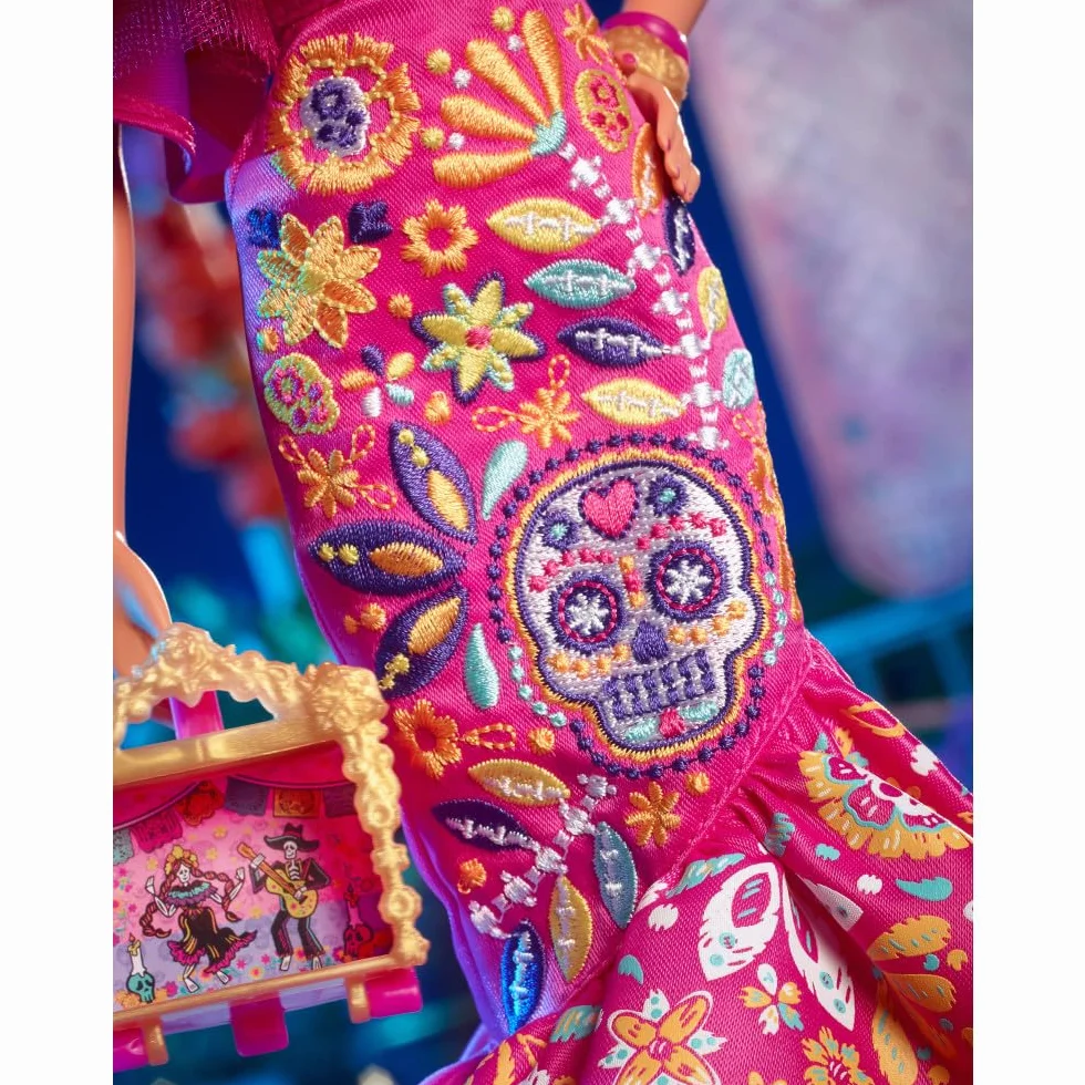Barbie Dia de Muertos Lalka (2023) w różowej sukni z falbankami + „ofiara” na domowy ołtarzyk, Barbie Signature HJX14