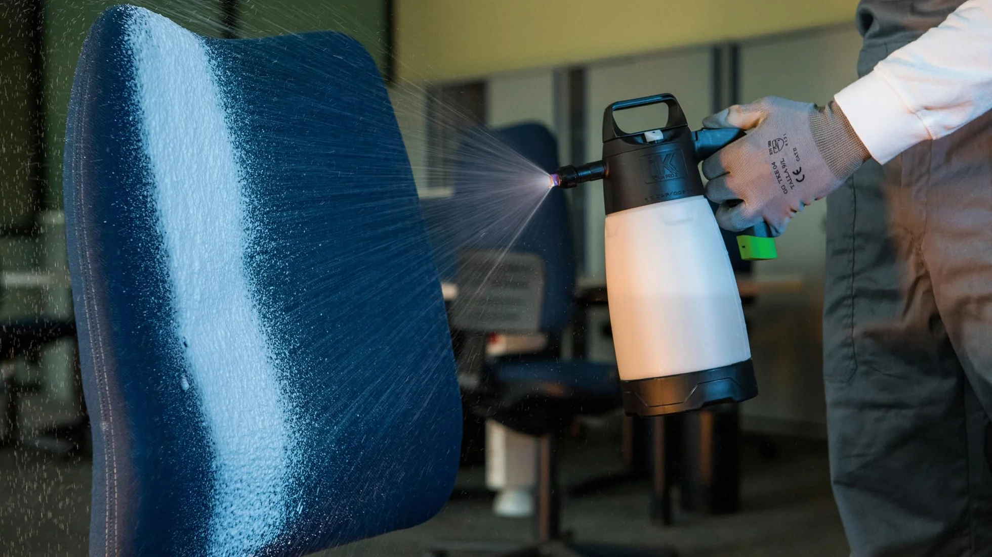 Profesjonalny opryskiwacz IK Foam Pro 2 - Pojemność użytkowa 1,25 l - Czyszczenie i dezynfekcja - Przeznaczony do kwasów i agresywnych chemikaliów - Ergonomia, wszechstronność i bezpieczeństwo