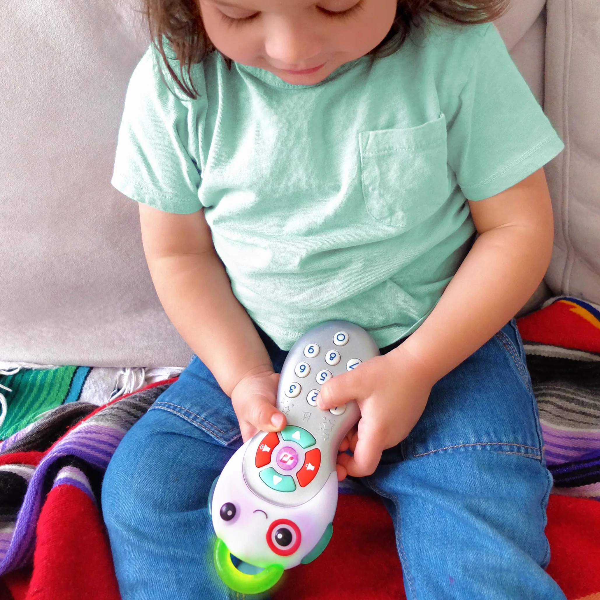 B. toys zabawka edukacyjna z pilotem zdalnego sterowania z oświetleniem, muzyką i gryzakiem – zabawka sensoryczna dla niemowląt z liczbami do nauki po angielsku od 6 miesięcy