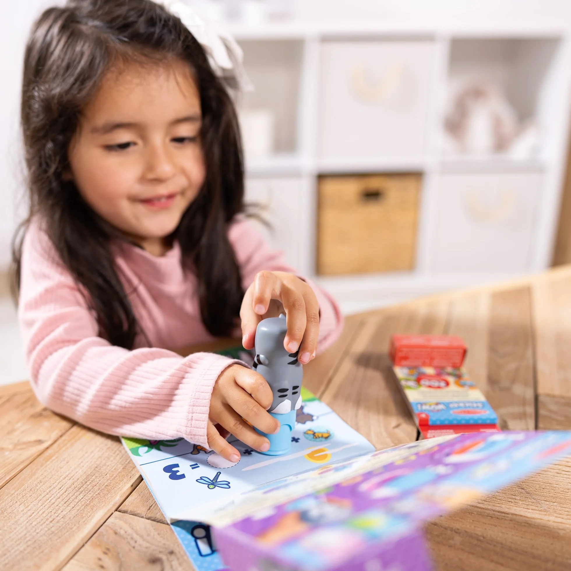 Melissa & Doug Naklejka Wow!™ Pakiet kota: 24-stronicowa podkładka do aktywności, stempel naklejki, mini podkładka do aktywności, 500 naklejek, sztuka i rzemiosło zabawka Fidget kolekcjonerska postać