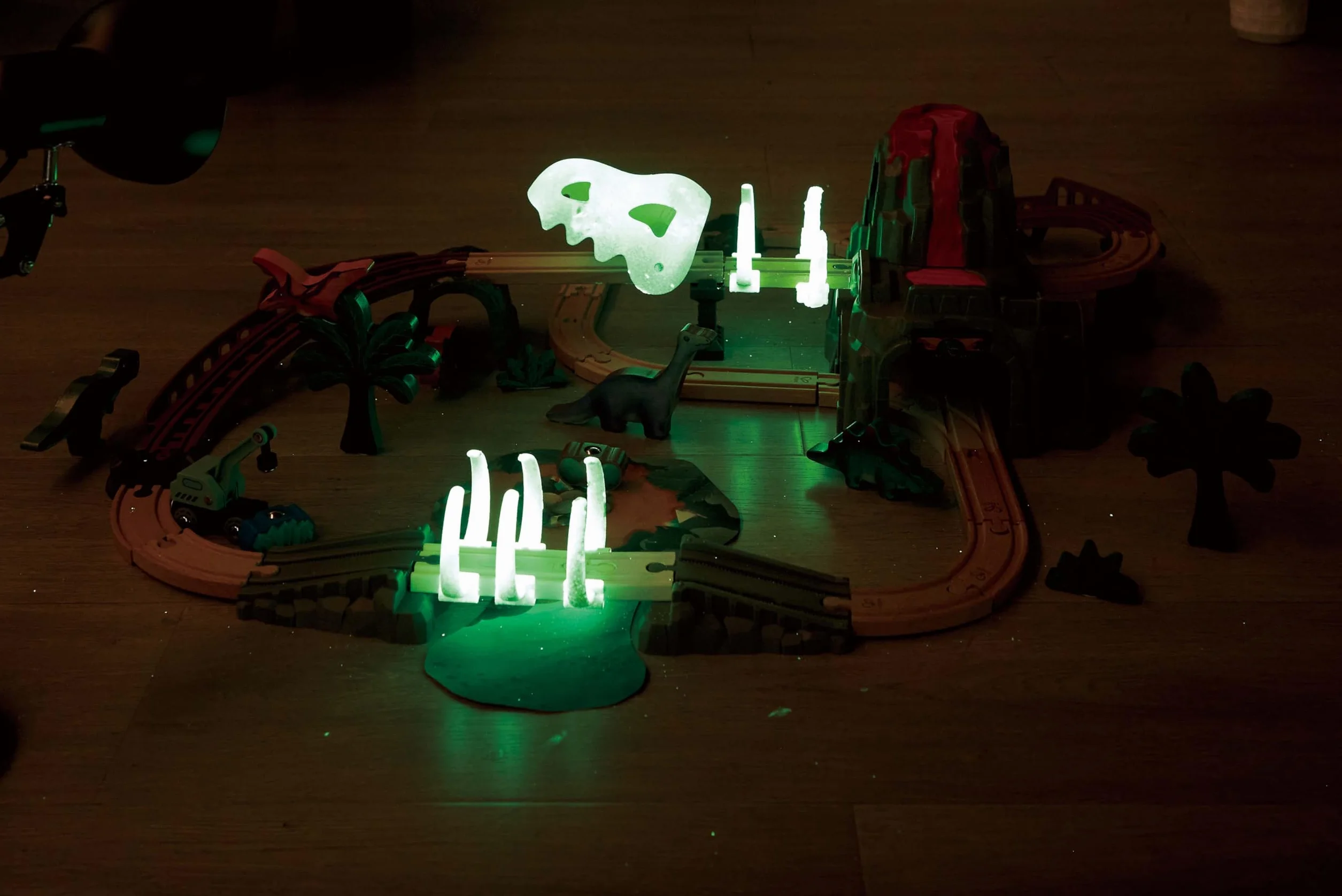 Hape Zestaw przygodowy kolejowy Dino