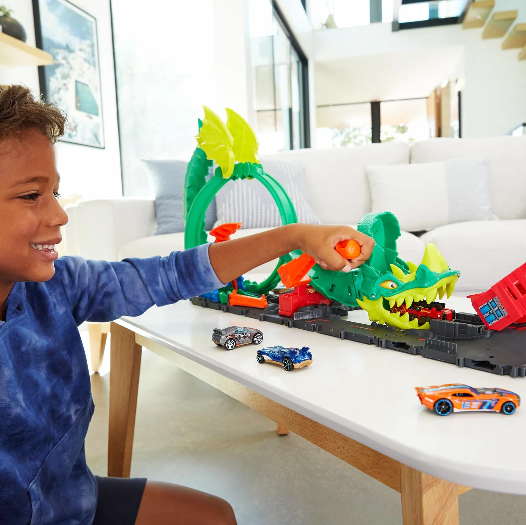 Hot Wheels Pętla smoka Zestaw do zabawy z wyzwaniami kaskaderskimi i 1 samochodzikiem Hot Wheels, łączy się z innymi zestawami, prezent dla dzieci od 3 do 8 lat, HDP03